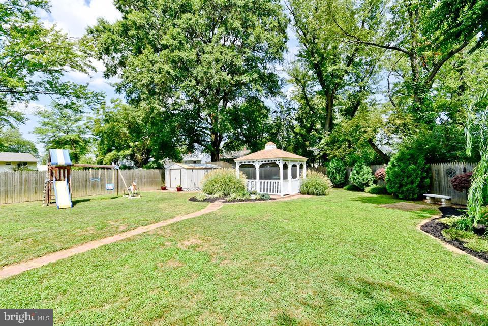 SOUTH LAWN - Residential