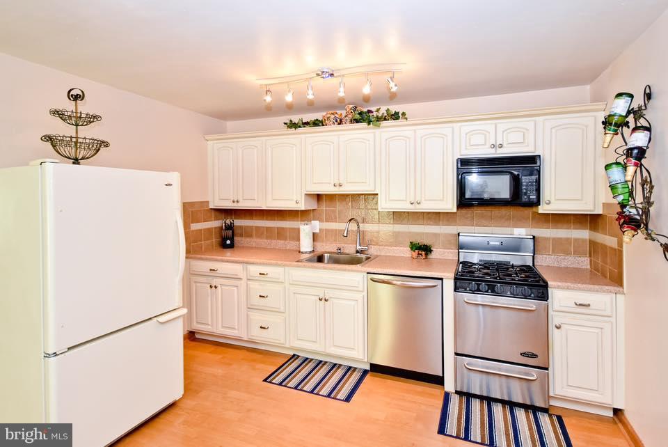 SOUTH LAWN - Residential