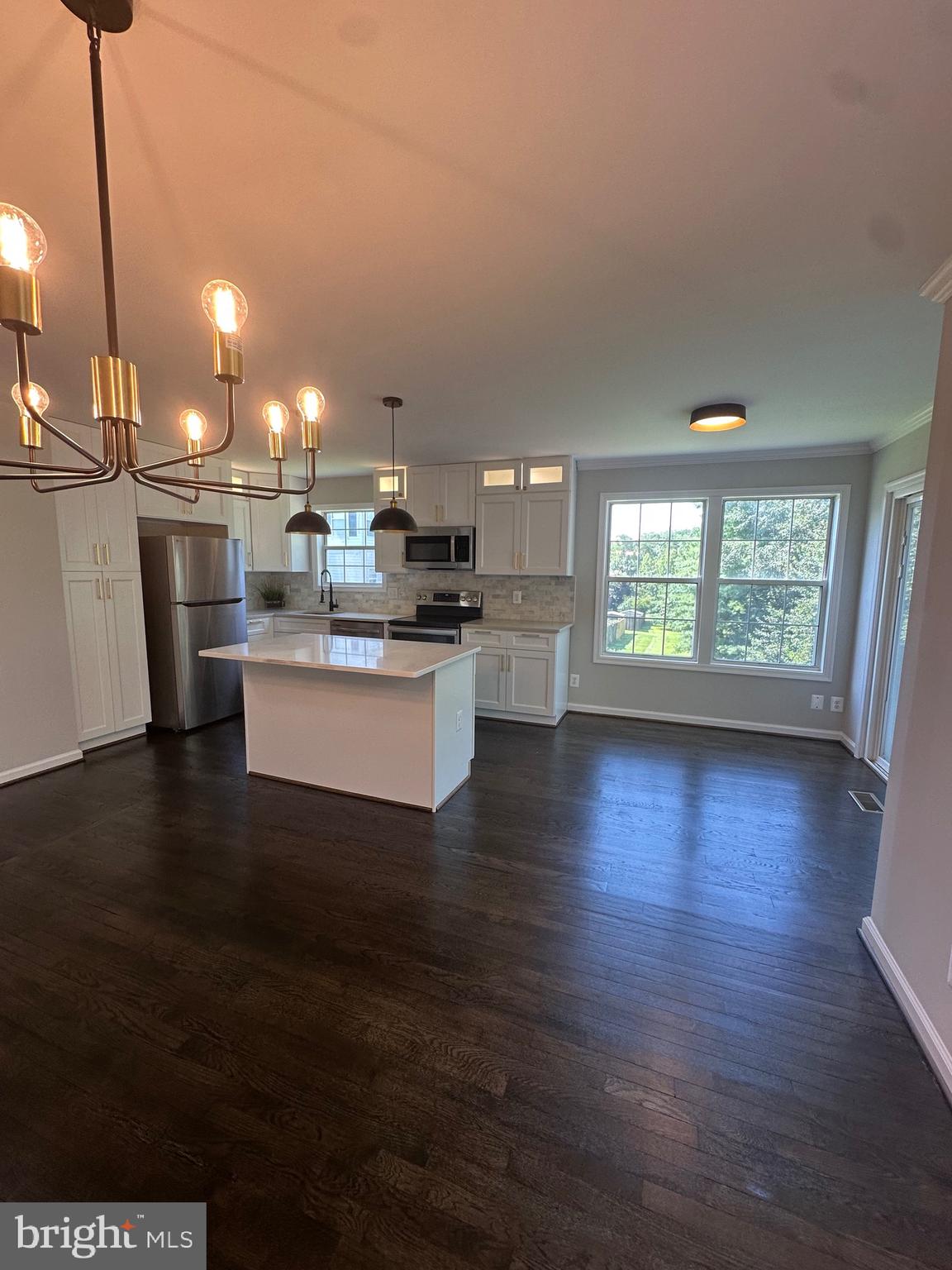 910 PINNACLE DRIVE