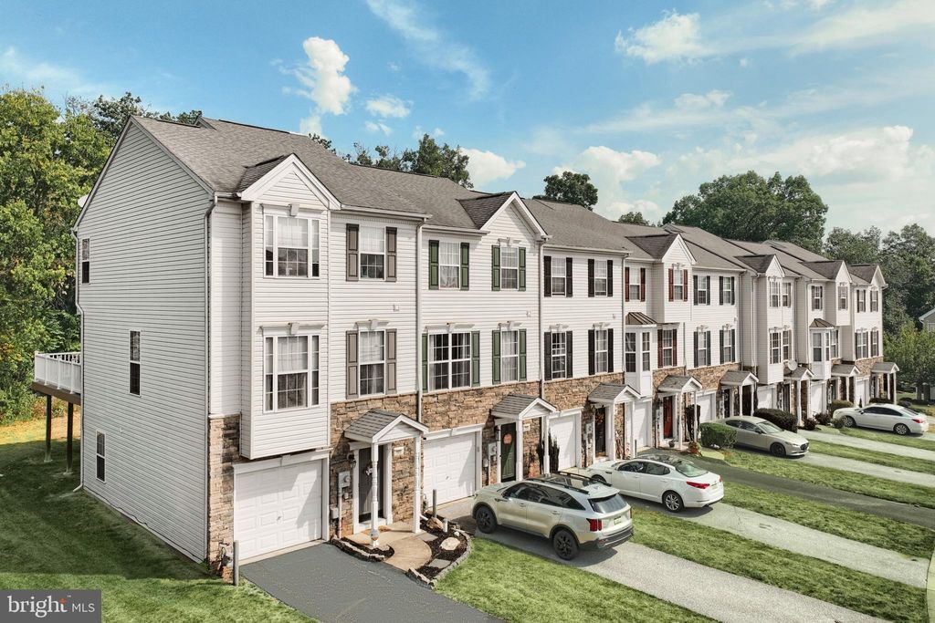 Photo of 120 Bruaw Drive, YORK, PA 17406 (MLS # PAYK2090220)
