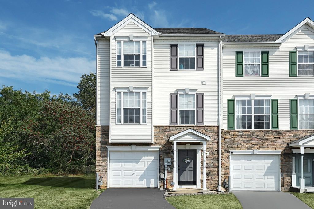 Photo of 120 Bruaw Drive, YORK, PA 17406 (MLS # PAYK2090220)