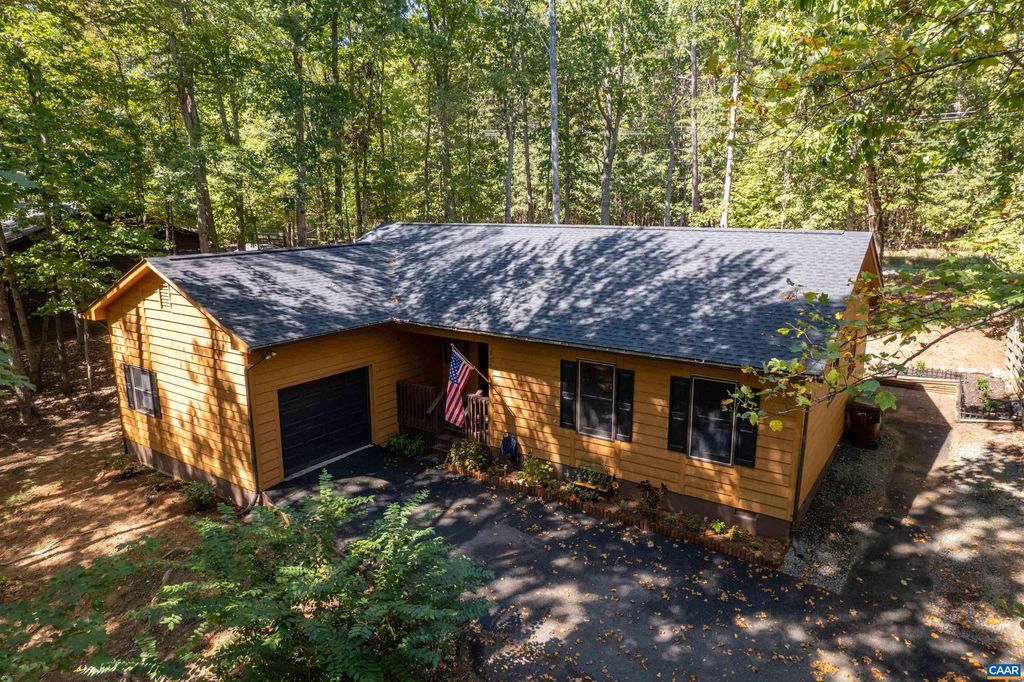 Photo of 377 Jefferson Dr, PALMYRA, VA 22963 (MLS # 669100)
