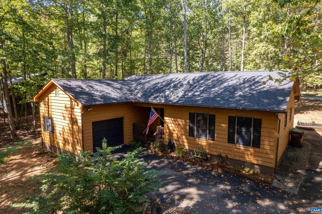 Photo of 377 Jefferson Dr, PALMYRA, VA 22963 (MLS # 669100)