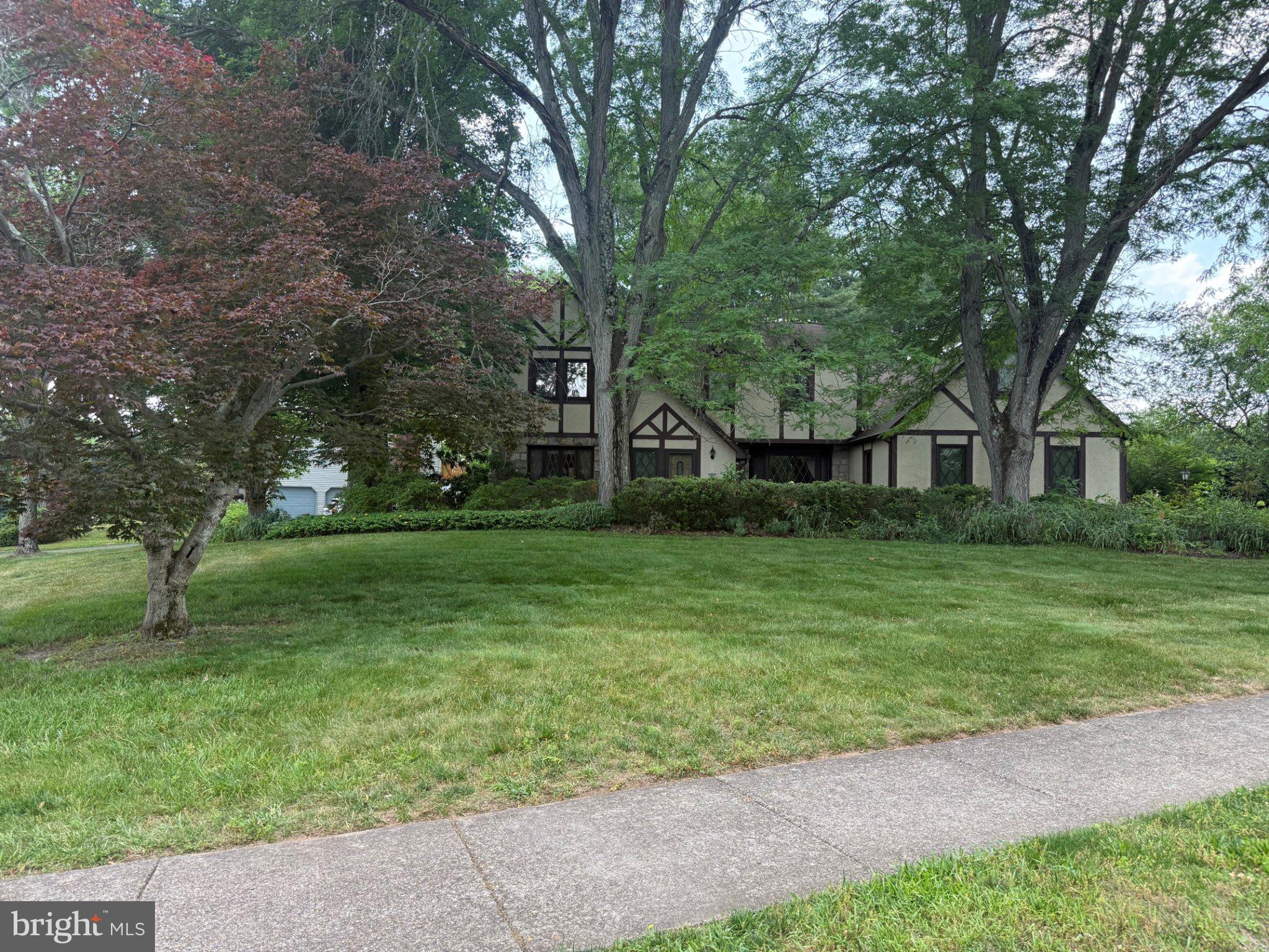 905 HAMILTON DRIVE