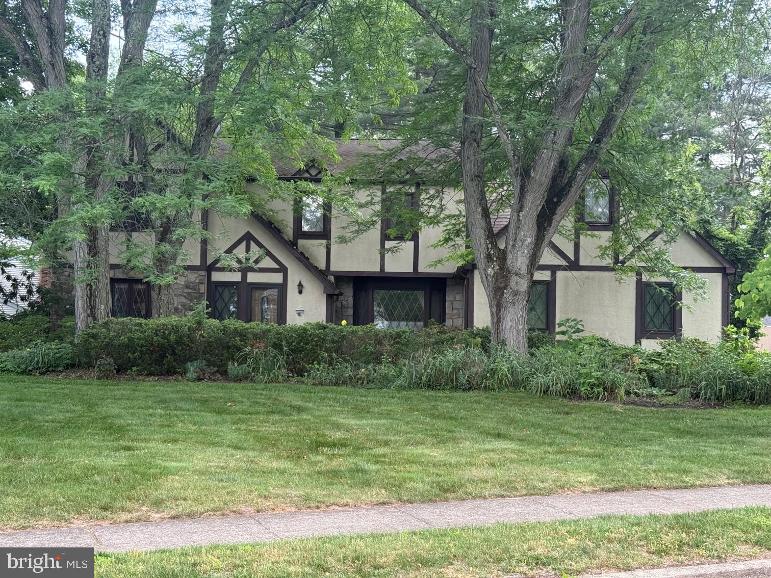905 HAMILTON DRIVE