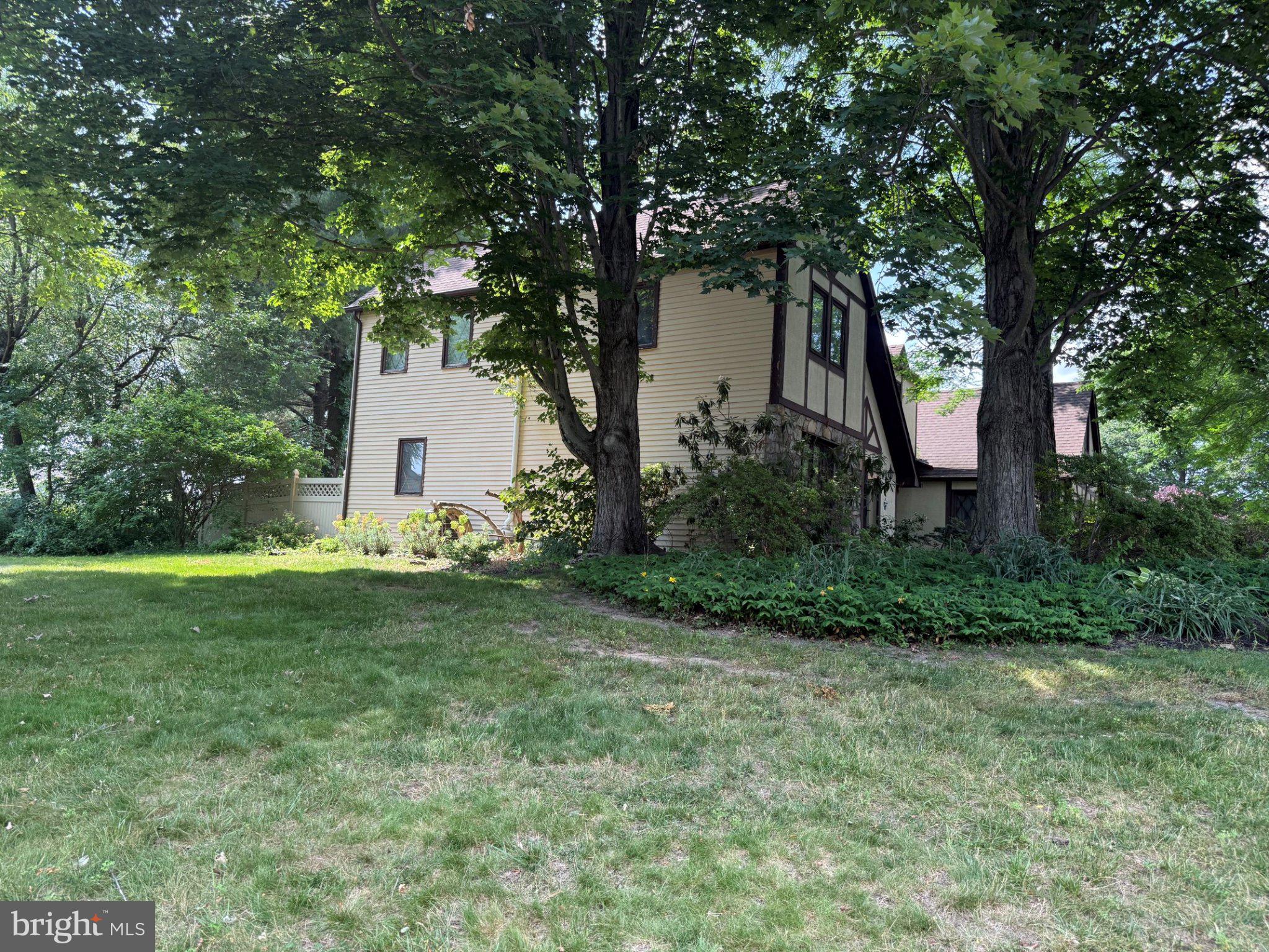 905 HAMILTON DRIVE