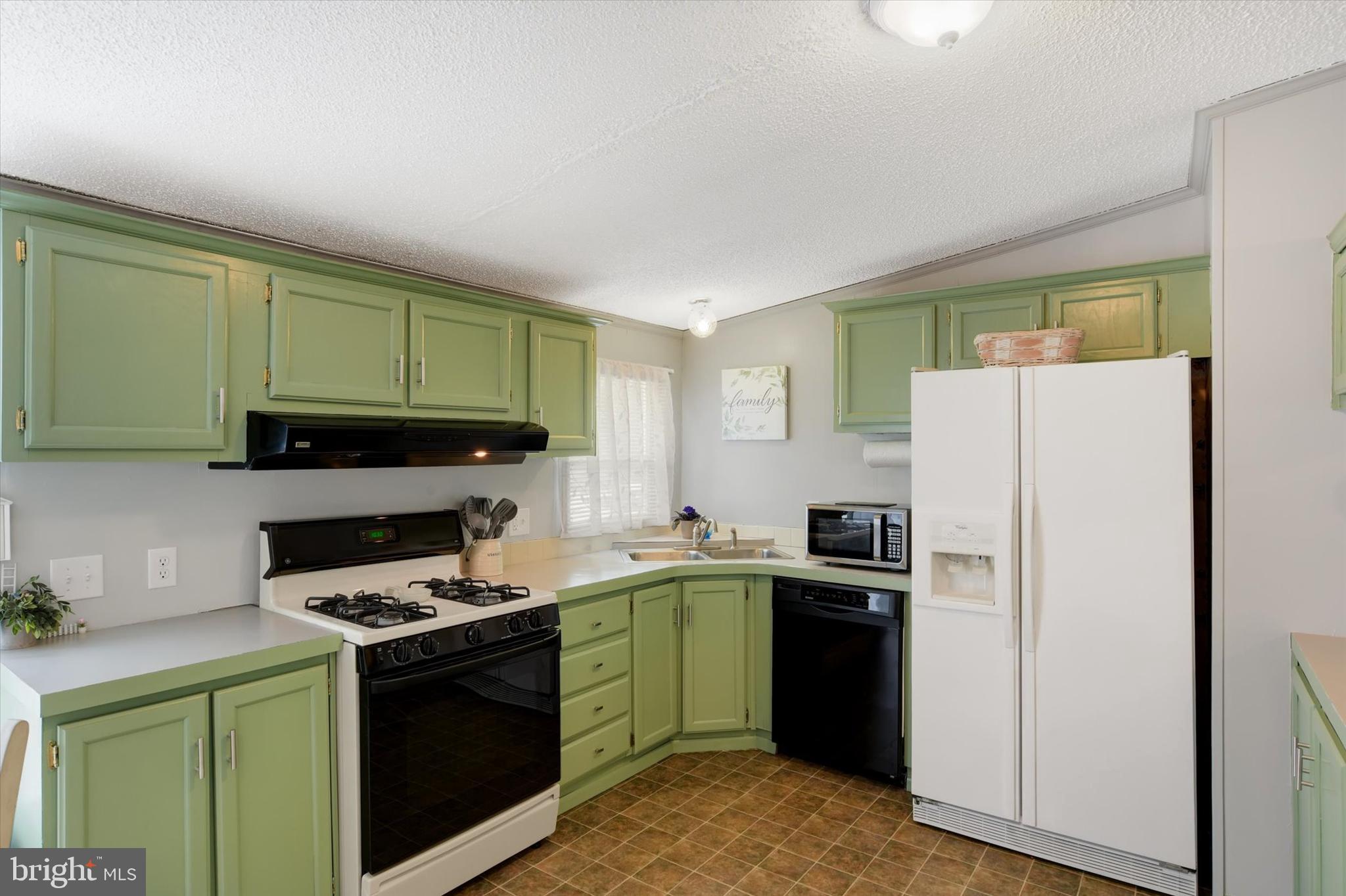 COUNTRY MANOR FARMS - Residential