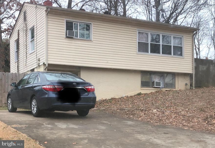 Amazing opportunity in Woodbridge.  Close to RT 1 and 95! SOLD AS IS!