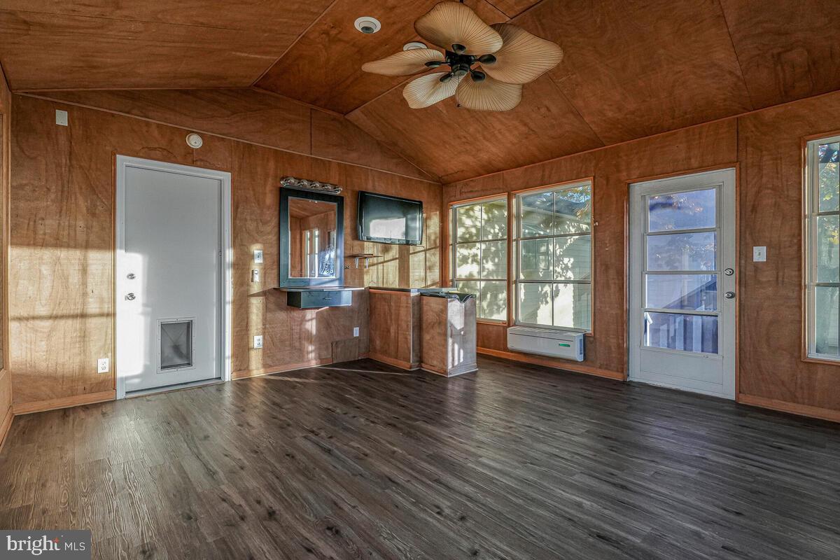 GOLDEN BEACH - Residential