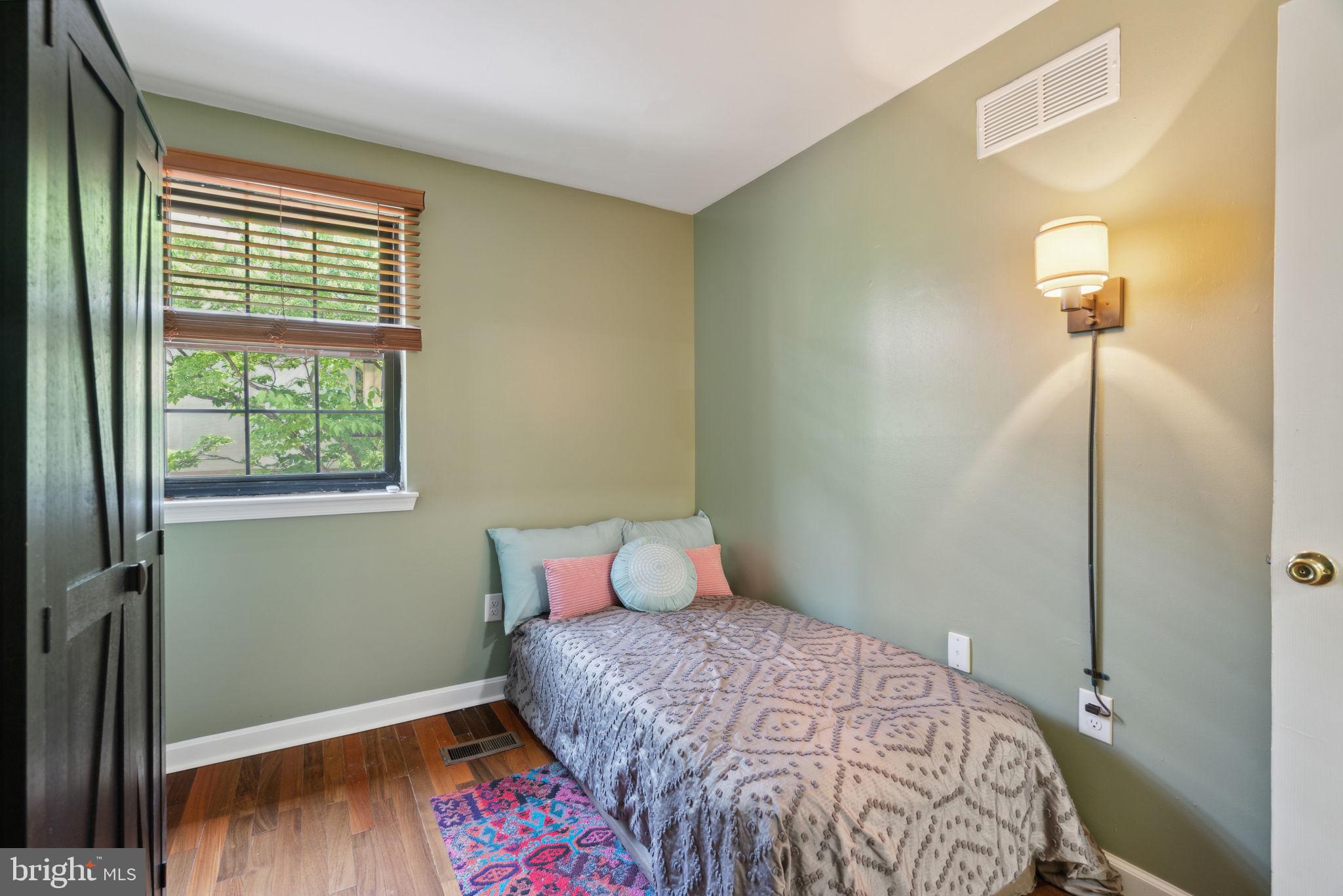 LOGAN SQUARE - Residential