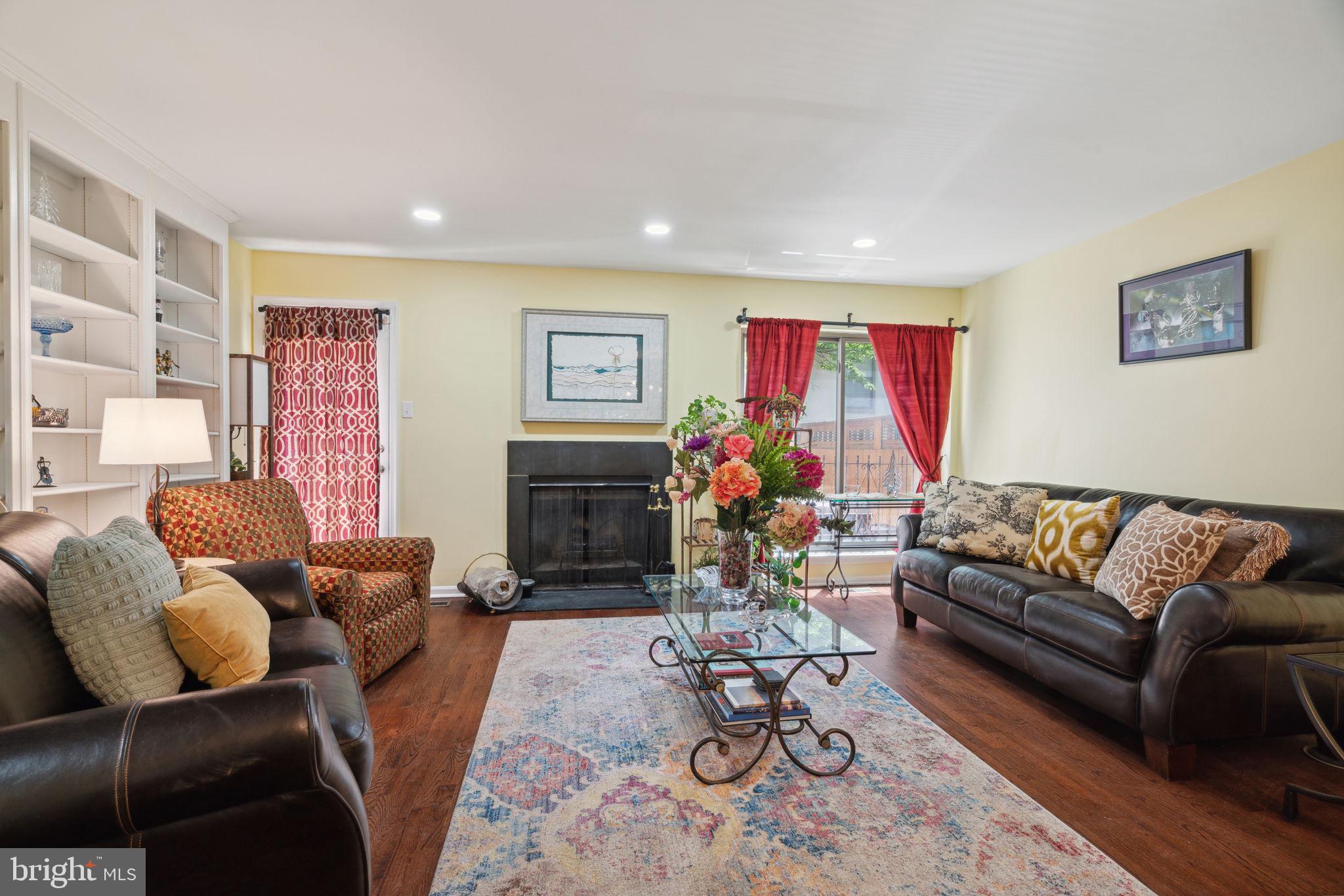 LOGAN SQUARE - Residential