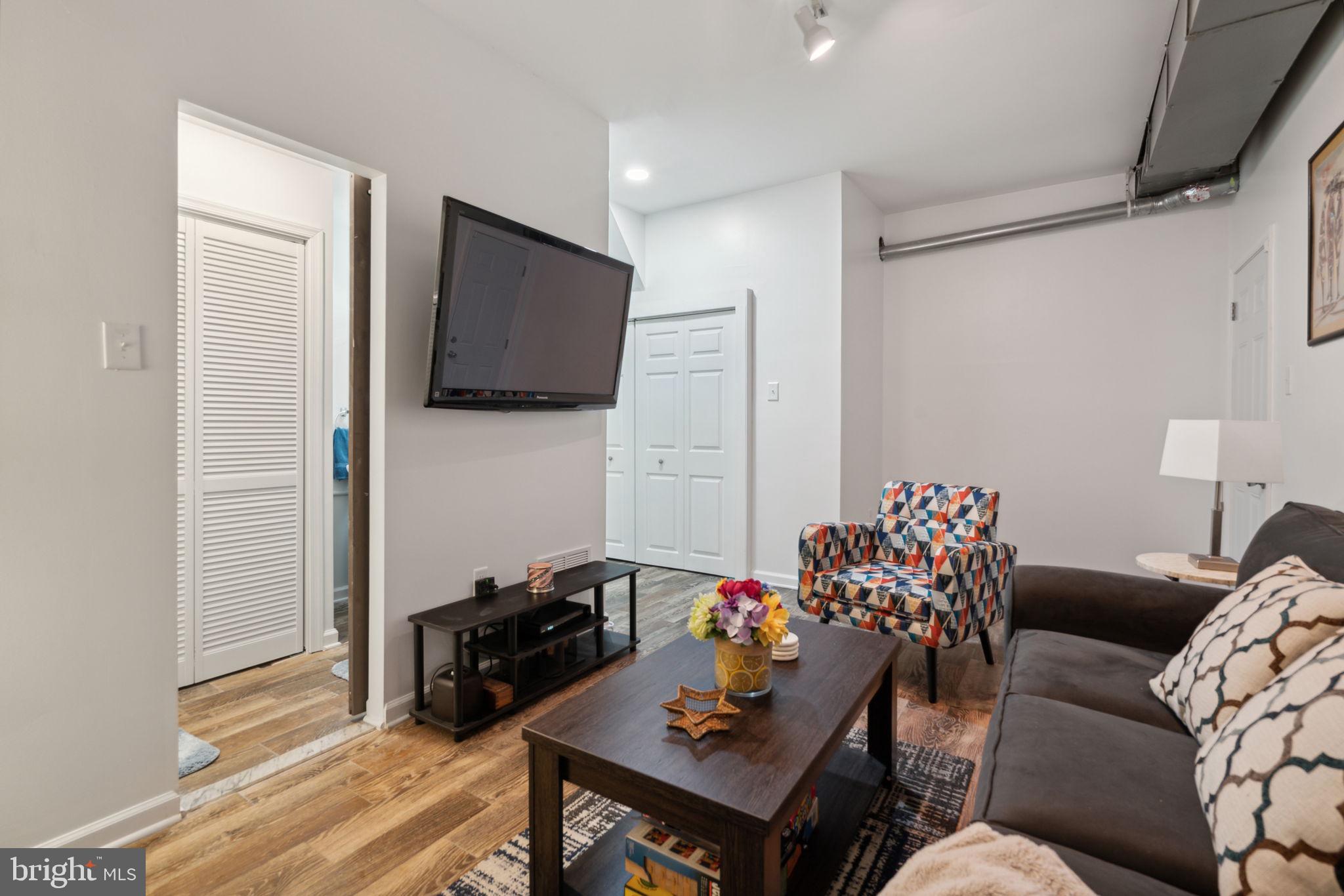 LOGAN SQUARE - Residential