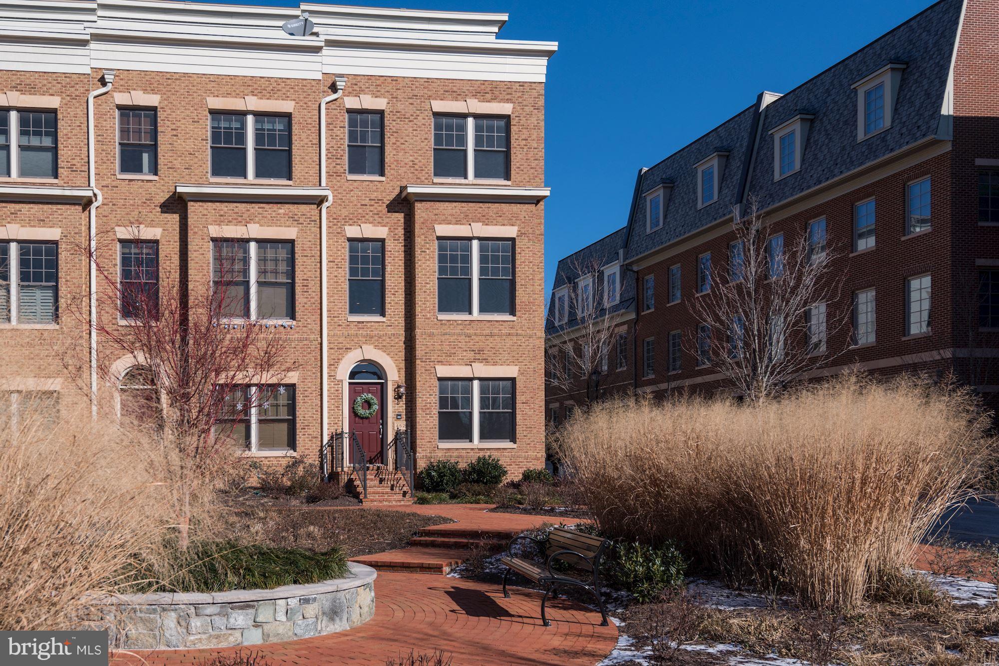 Dazzling 5-yr young end unit TH in award winning Foxhall Ridge. 4 fabulous levels of open sun-drenched space. 19-ft ceiling, HW floors, oversized windows, stunning custom kitchen w/ huge island open to dining & living rms, whole house surround sound, gorgeous baths, awesome upper loft + gas FP shared w/ rooftop terrace. 2-car gar. Ideal location b/t G'town & Palisades. Move-in ready. Won't last!