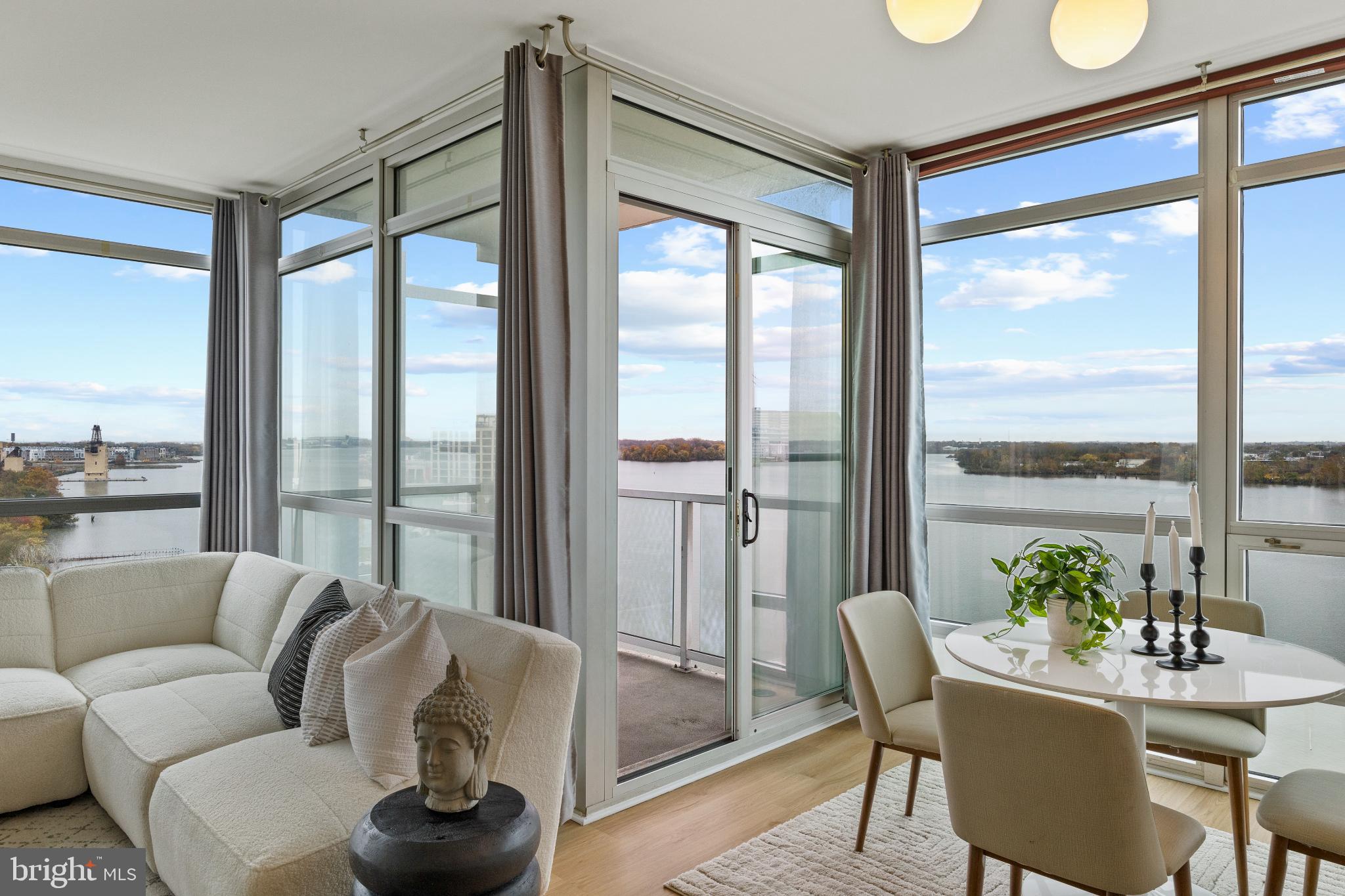 WATERFRONT SQUARE - Residential