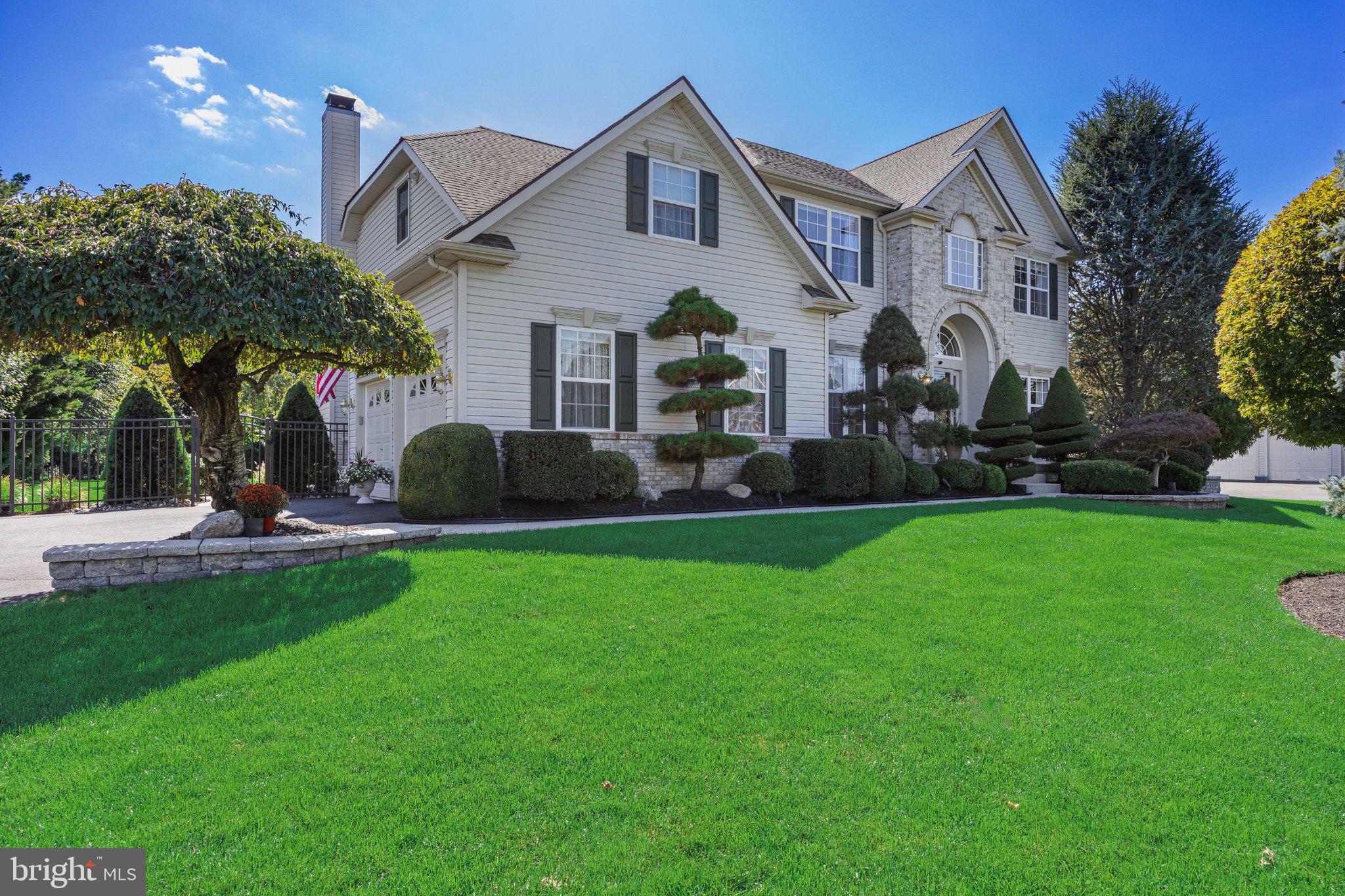 8 STREAMLET COURT