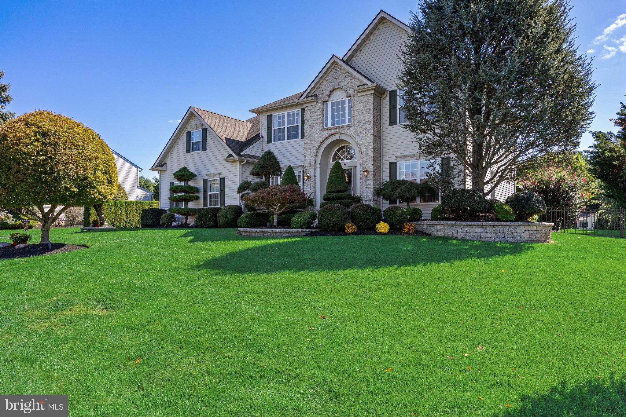 8 STREAMLET COURT