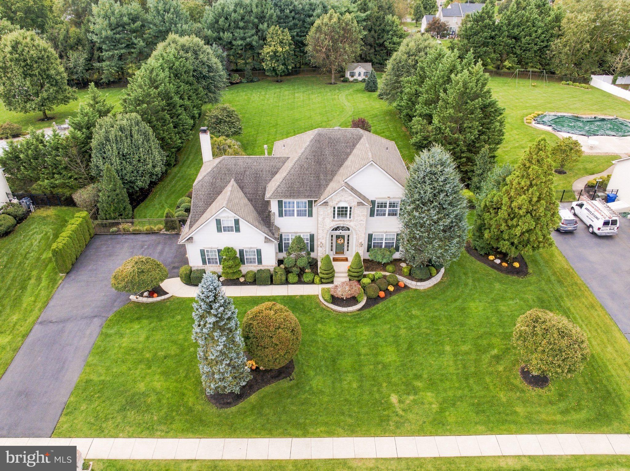 8 STREAMLET COURT