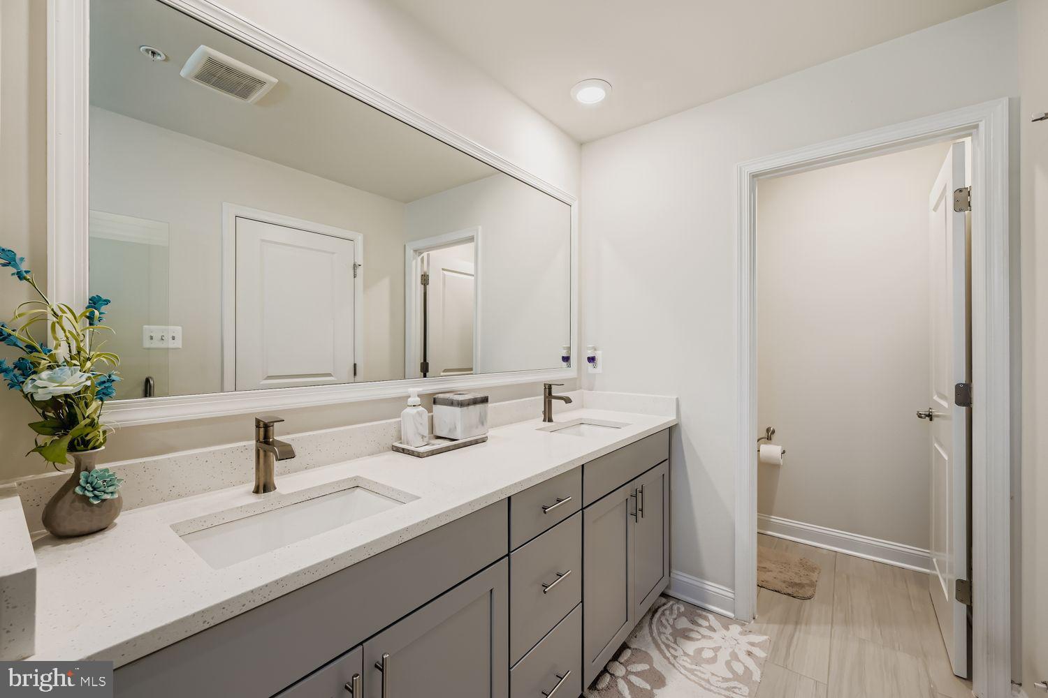 OXFORD SQUARE - Residential Lease