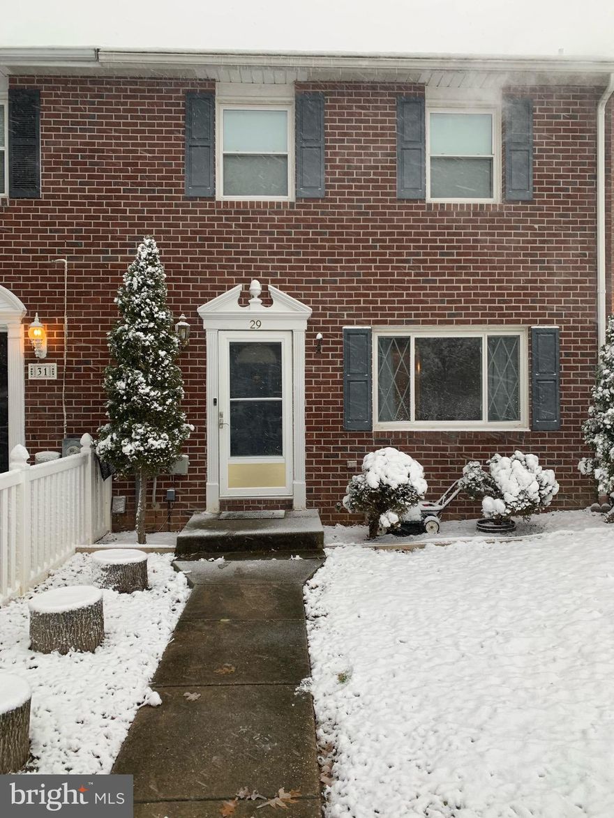 Interior Townhome - Immediate Rental - 3 bedroom, 1 full and 2 1/2 baths - Finished Basement - Newly Kitchen, Paint and Flooring, No HOA - Quiet Backyard to enjoy 
Pack your bags and move right in
No Pets or Vouchers