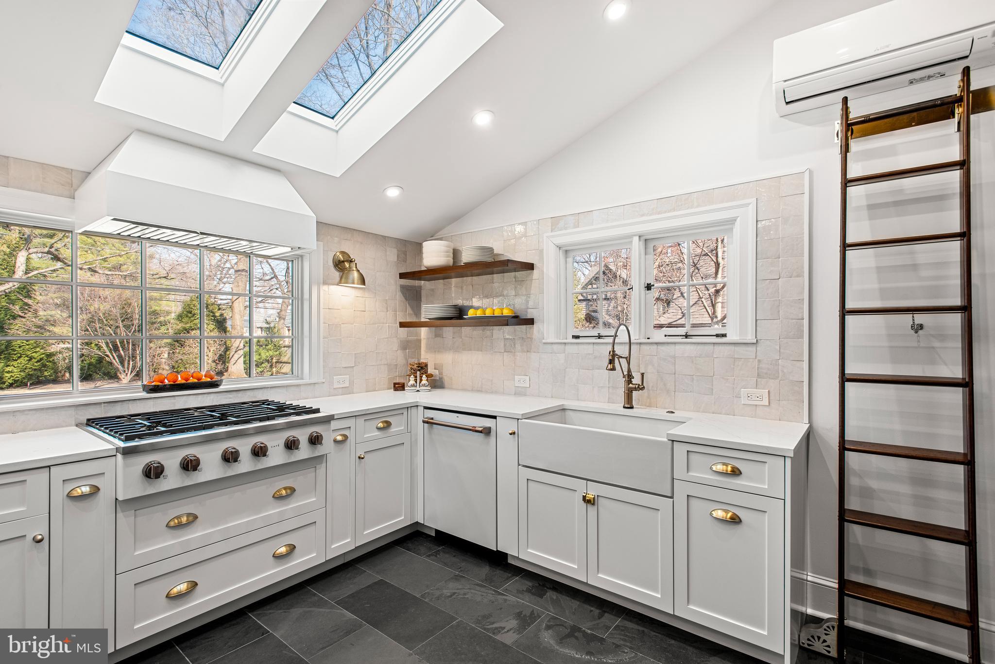 CHESTNUT HILL - Residential