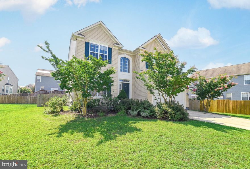 A soaring foyer welcomes you to this spacious, open-concept home on quiet cul-de-sac! Large KT w/granite counters, maple cabinets, SS appliances, eating area; open to huge great rm w/FP. Separate main-flr office. MBR has nice bath w/soaking tub. All BRs have WICs!  Fresh paint, new hdwd in entry, new carpet too. Perfect guest room has own bath. Upstairs laundry, fenced yard. Easy commute to PAX!