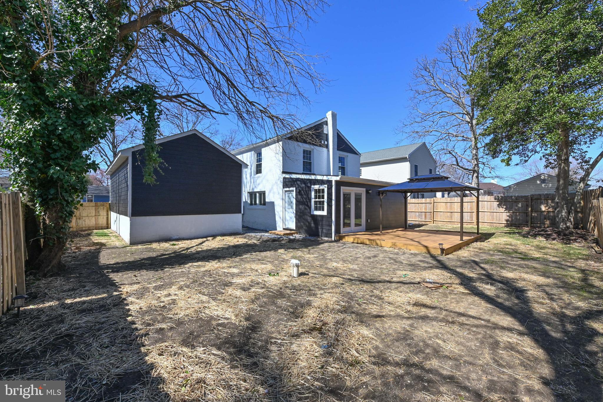 WOODLAND BEACH - Residential