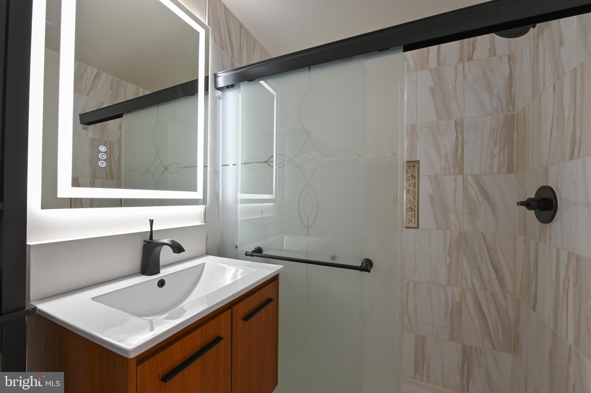 WOODLAND BEACH - Residential