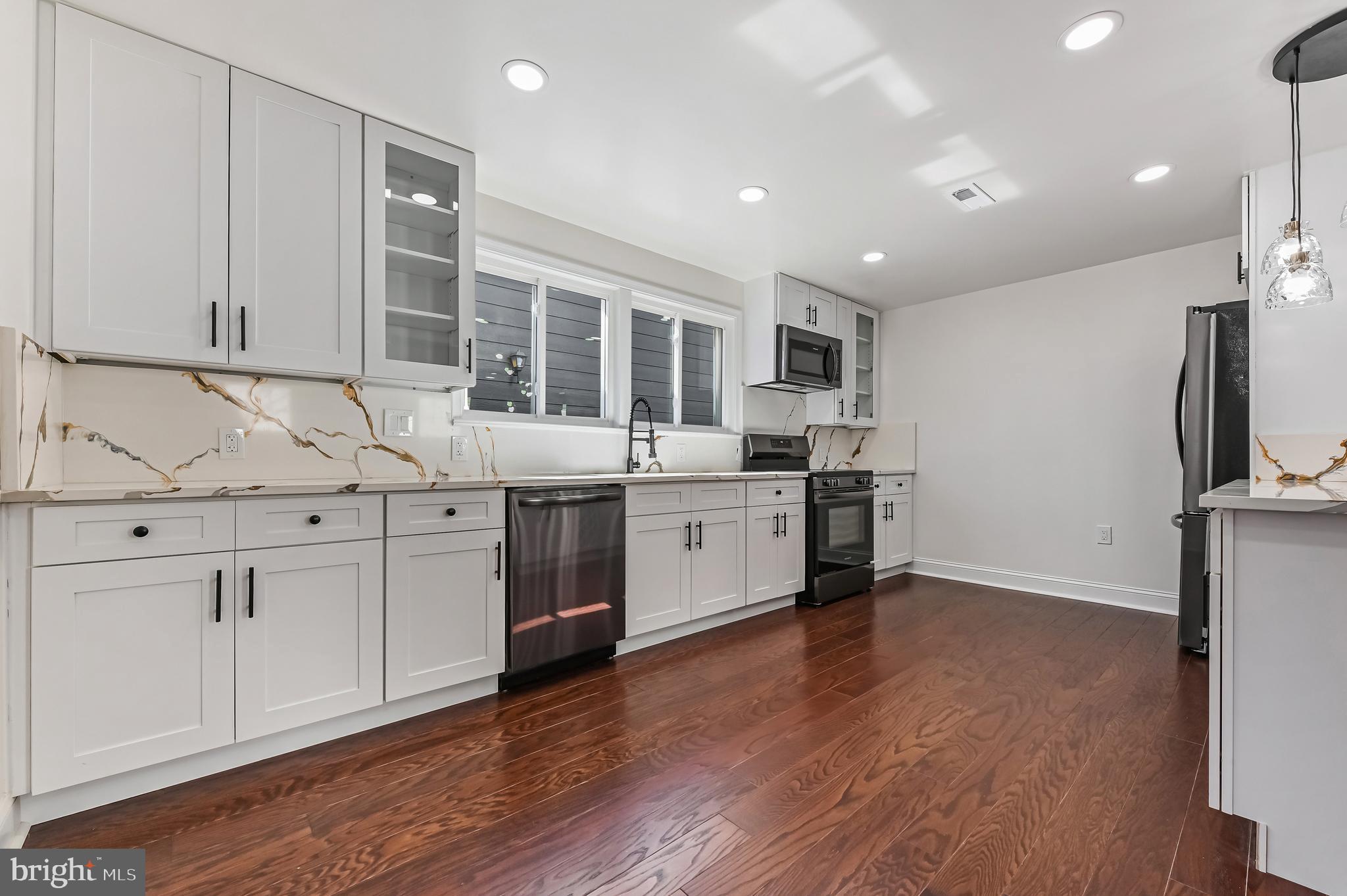 WOODLAND BEACH - Residential