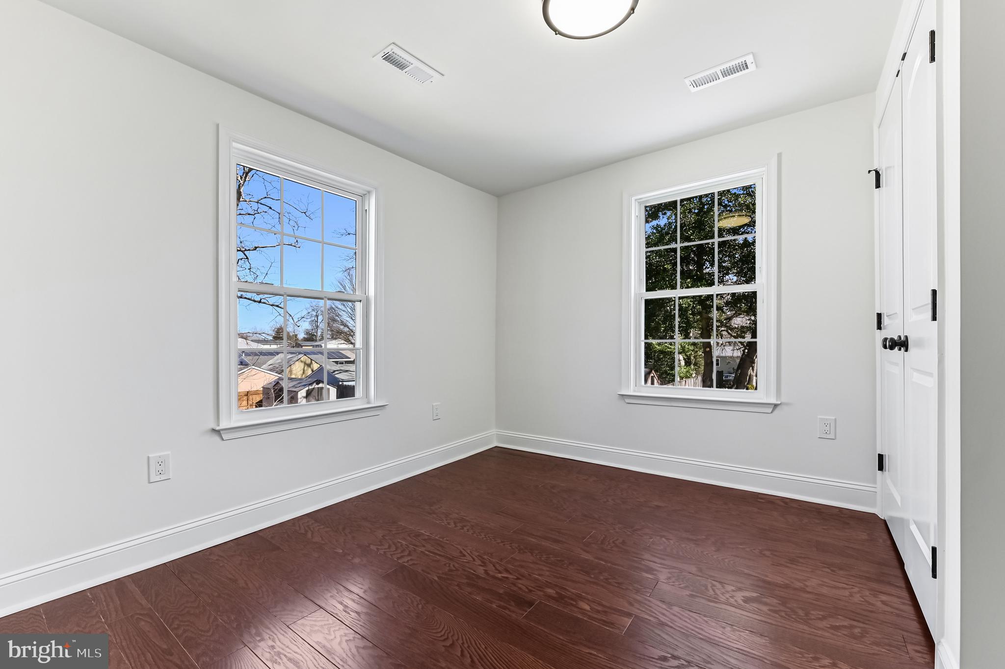 WOODLAND BEACH - Residential