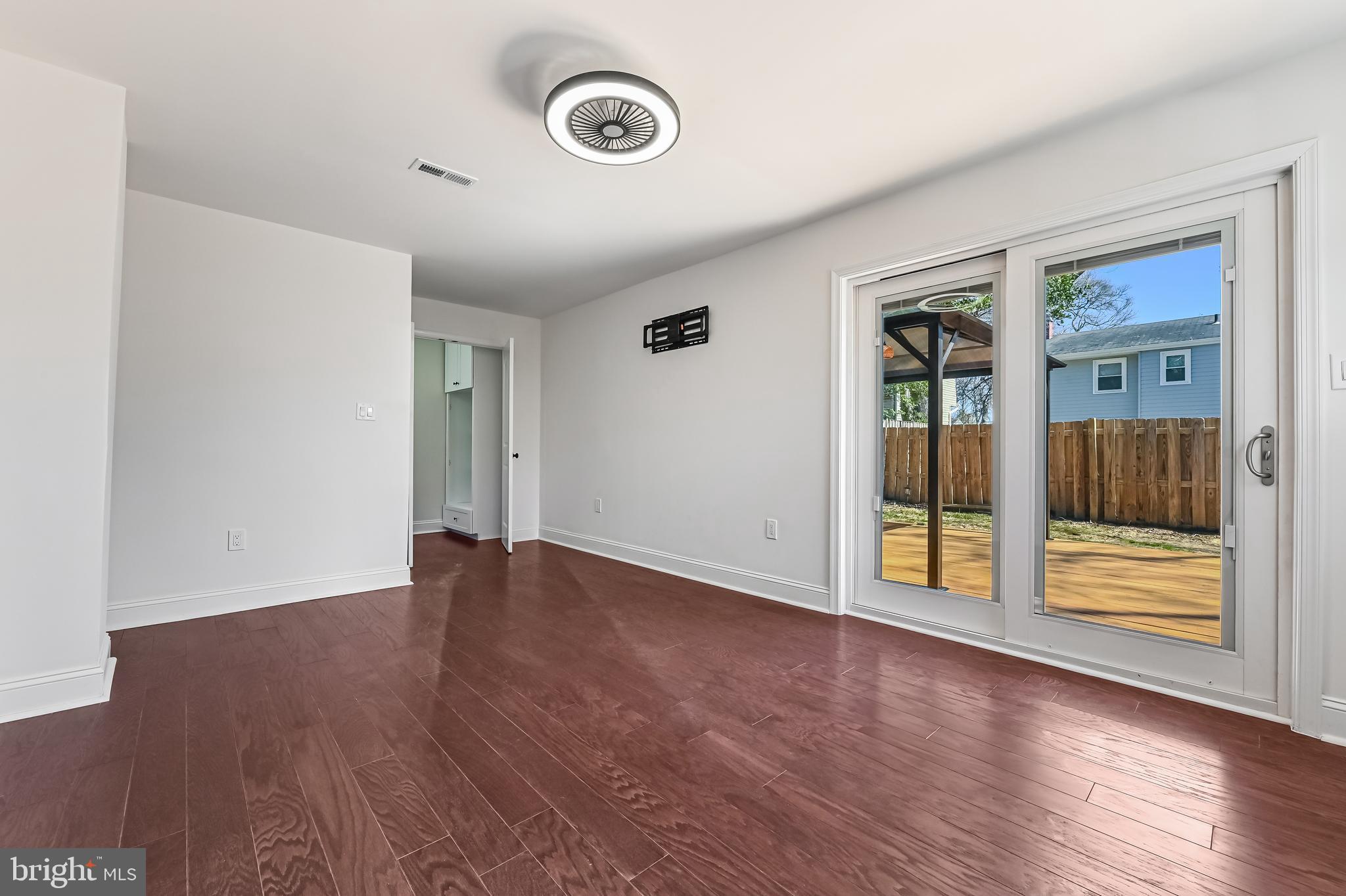 WOODLAND BEACH - Residential