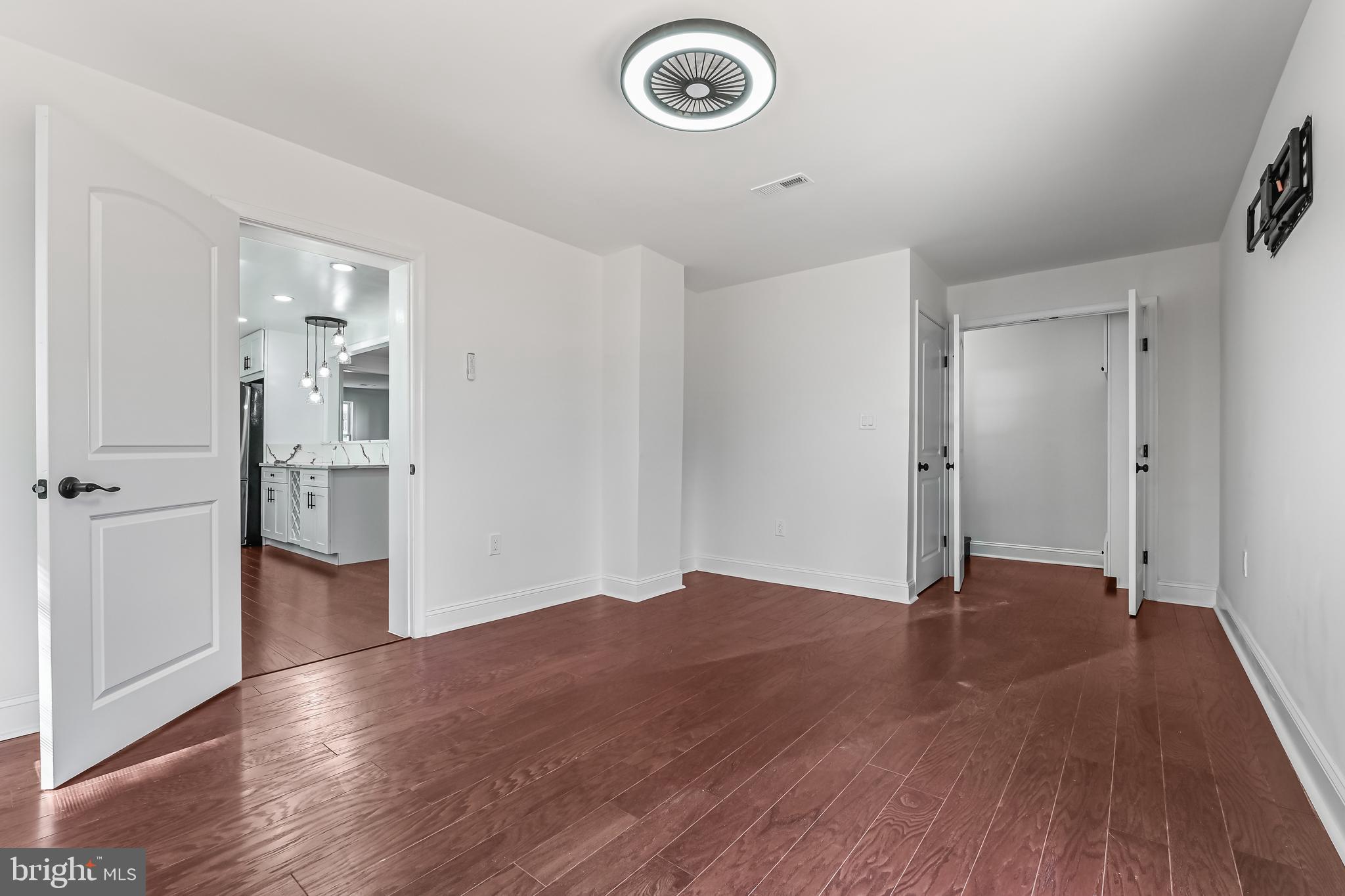 WOODLAND BEACH - Residential