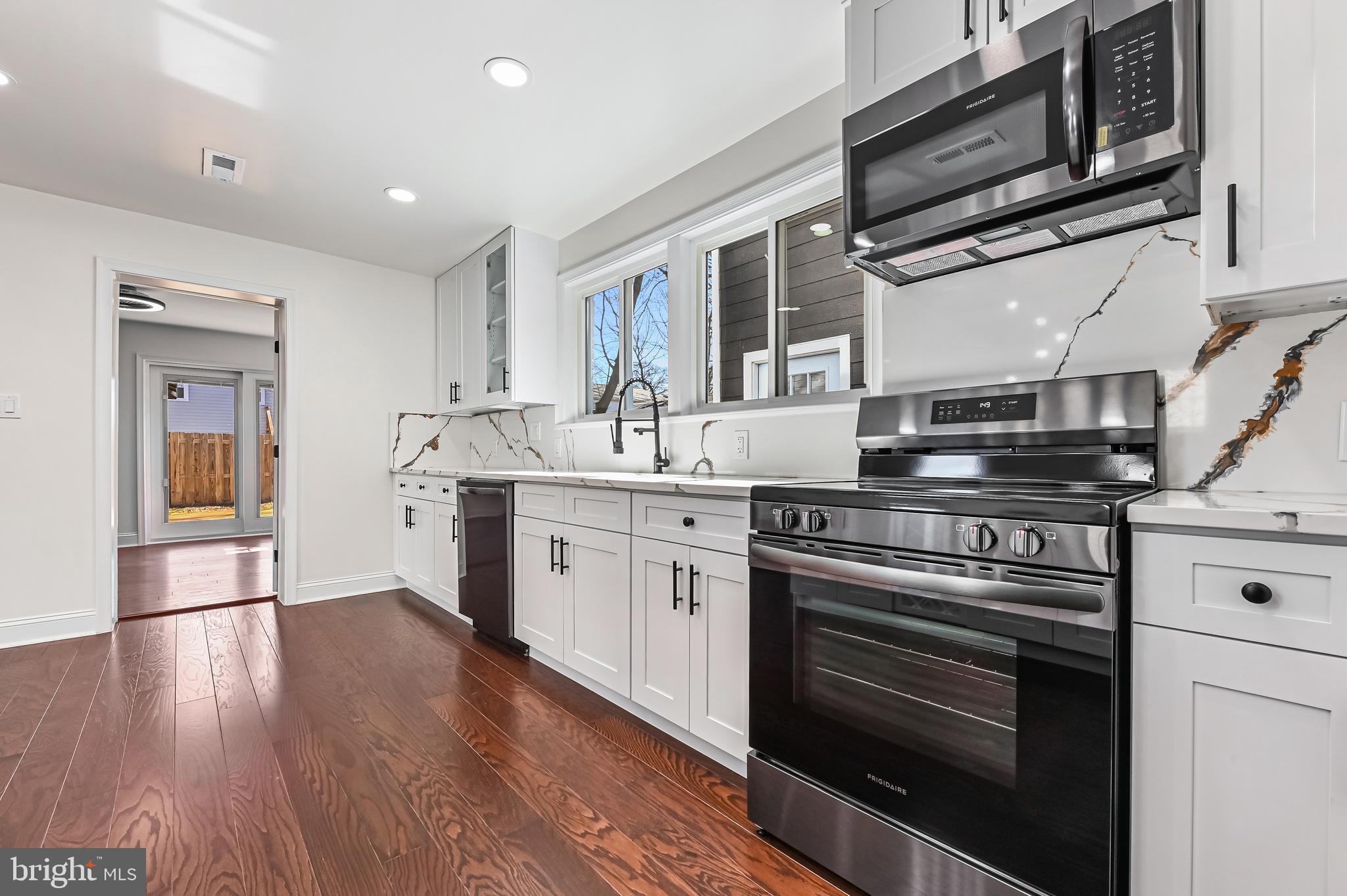 WOODLAND BEACH - Residential