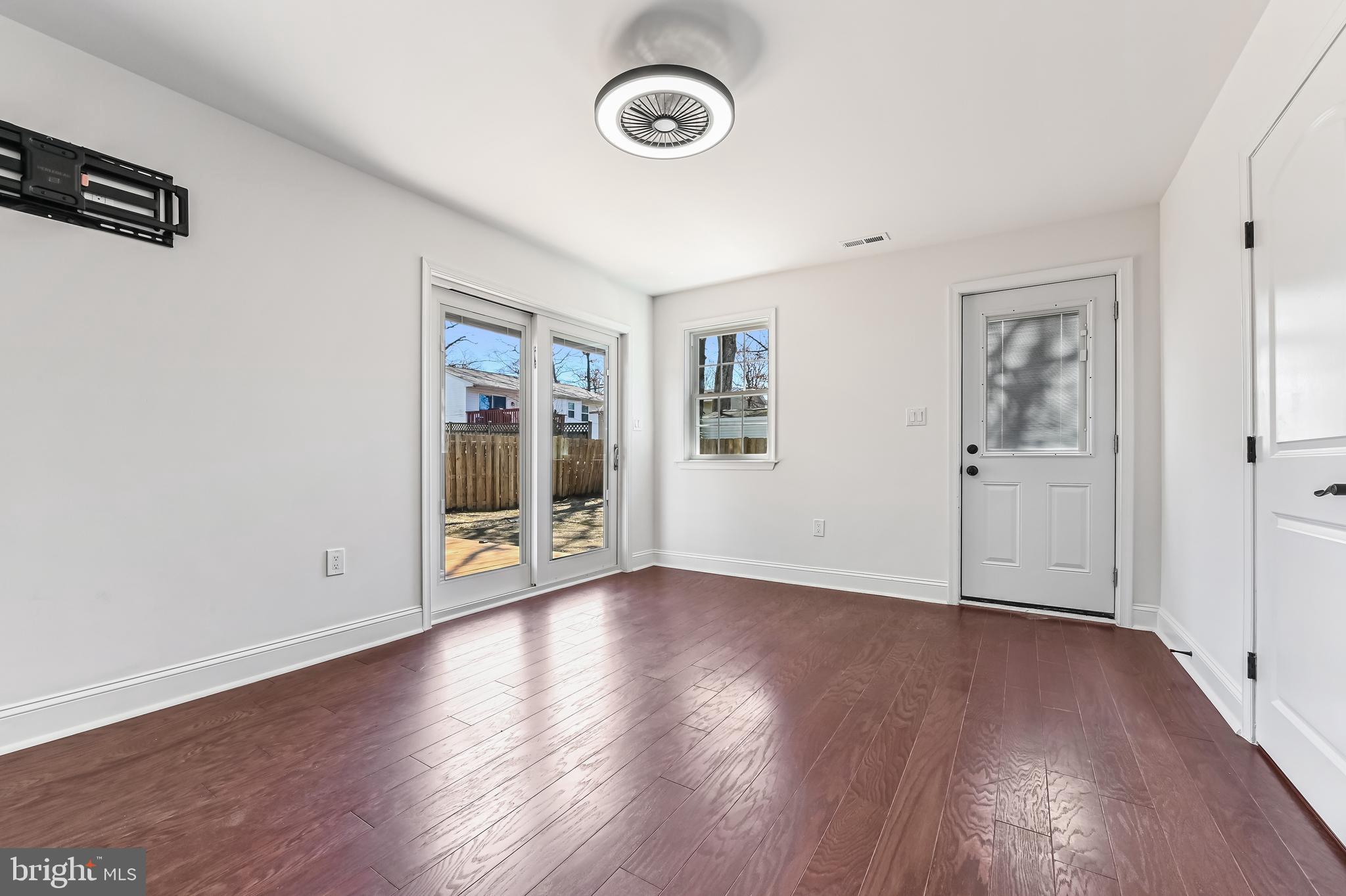 WOODLAND BEACH - Residential