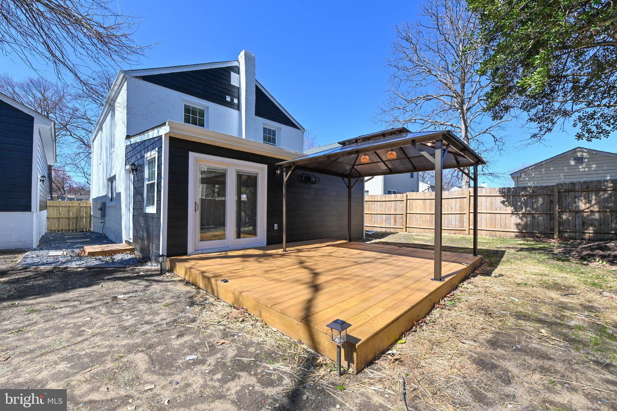 WOODLAND BEACH - Residential