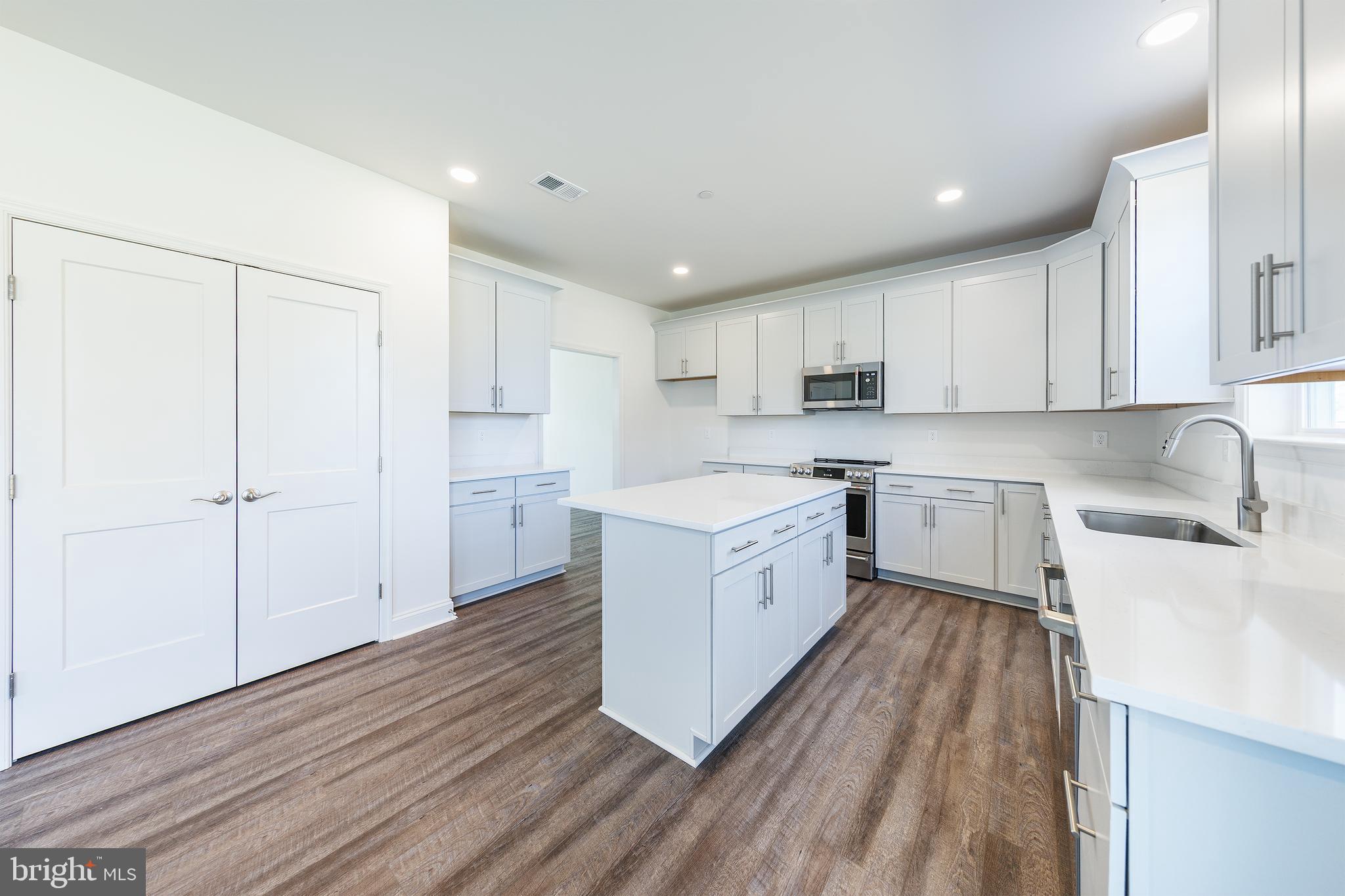 QUEEN ANNE COLONY - Residential