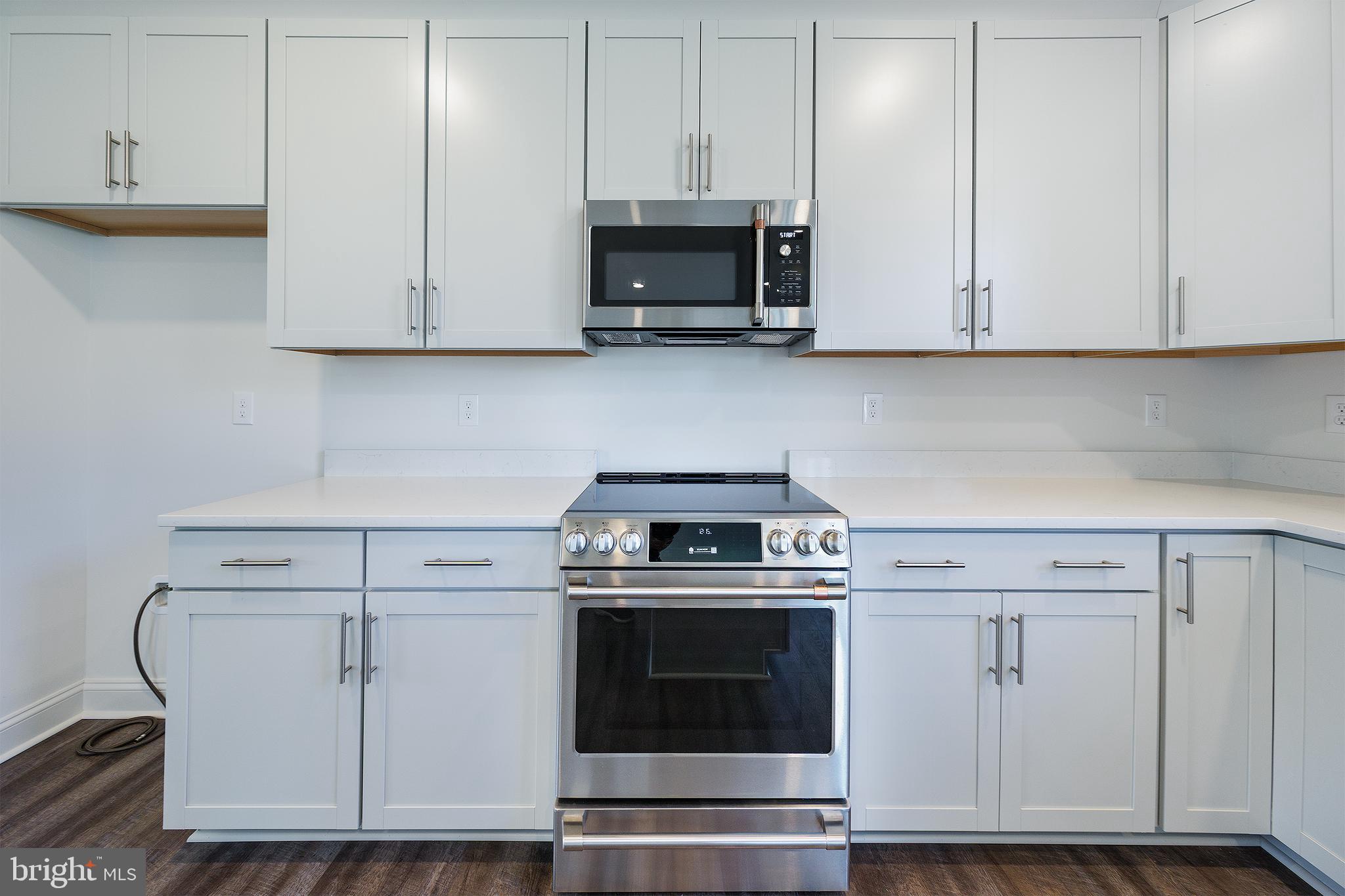 QUEEN ANNE COLONY - Residential