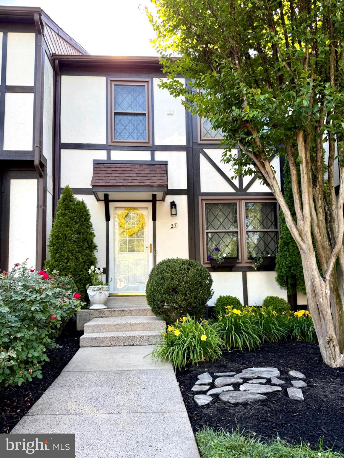 27 LYNDHURST COURT