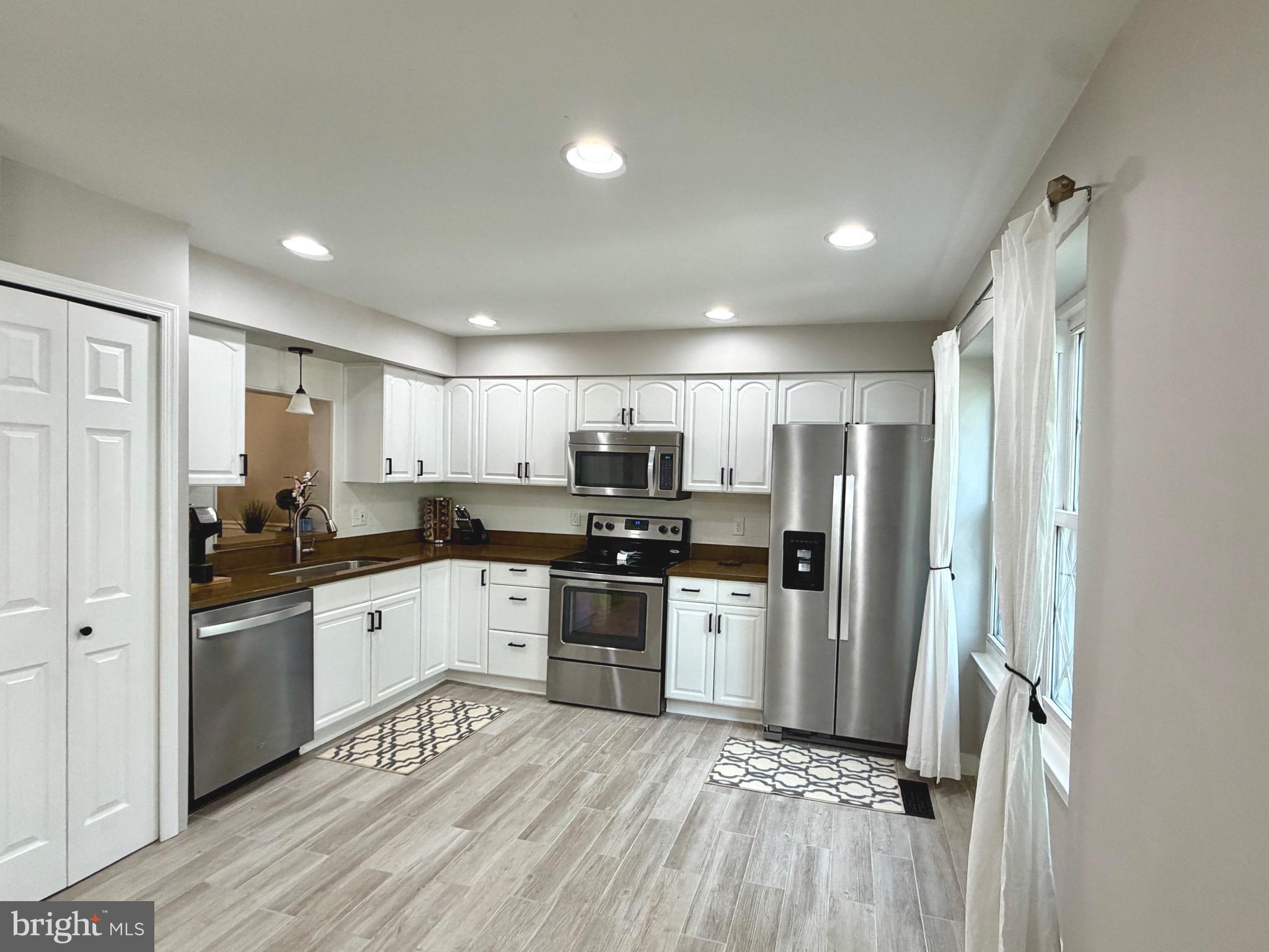27 LYNDHURST COURT