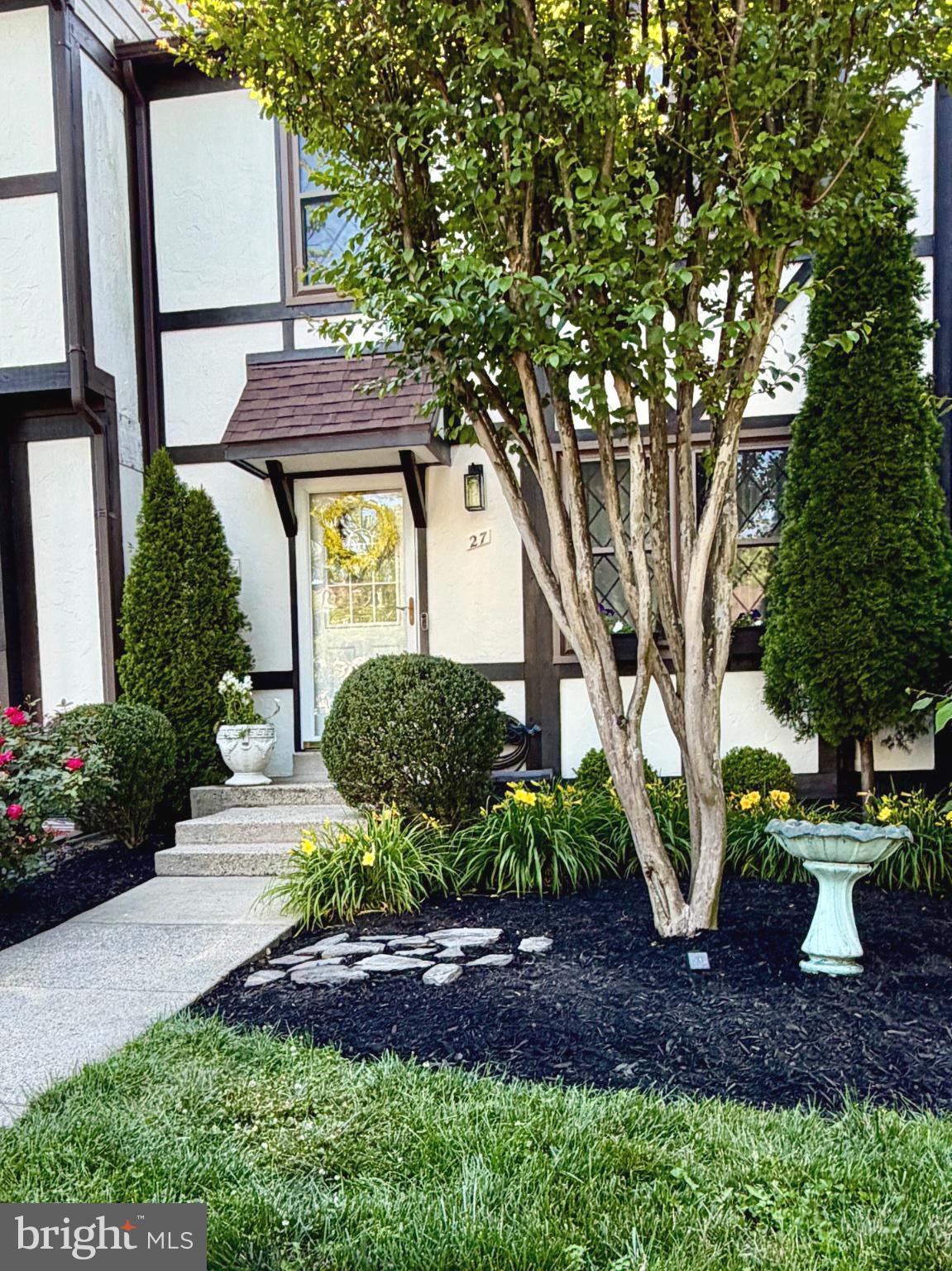 27 LYNDHURST COURT