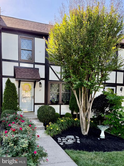 Photo of 27 Lyndhurst Court, STERLING, VA 20165 (MLS # VALO2127476)