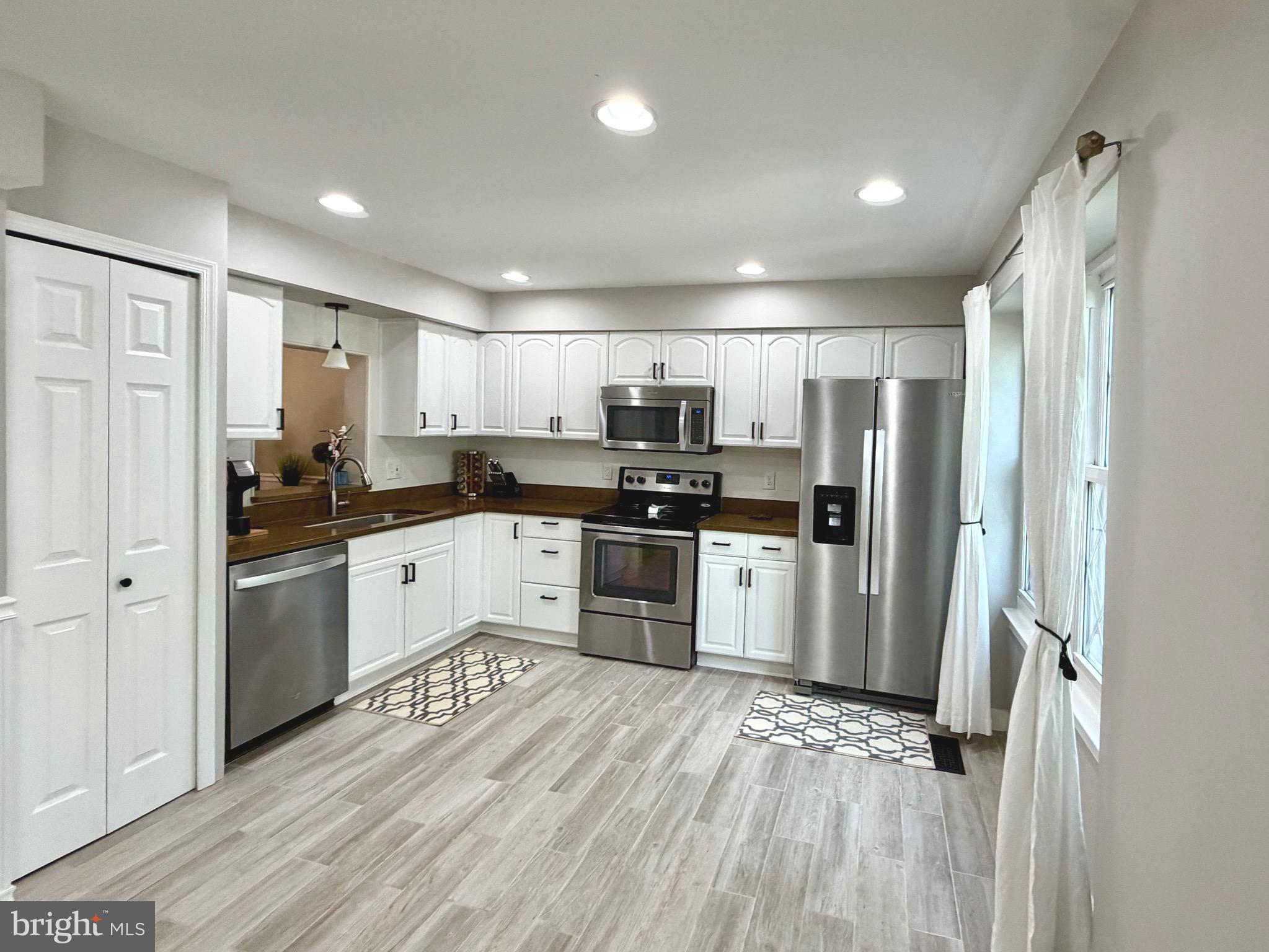 27 LYNDHURST COURT