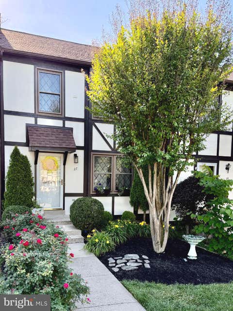 Townhouse For Sale - 27 Lyndhurst Court<br/> STERLING, VA 20165