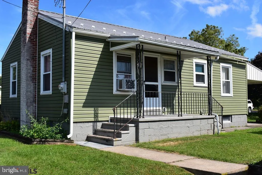 20 W Peale Avenue, Mill Hall, PA 17751