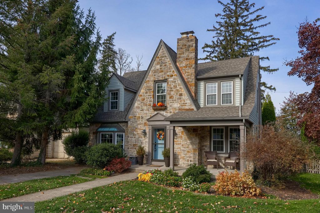 Photo of 343 Old Garden Lane, YORK, PA 17403 (MLS # PAYK2093326)