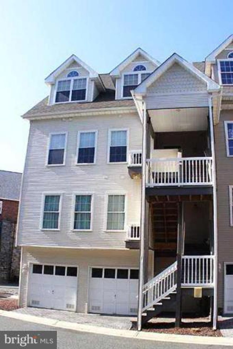 Spacious and airy 2 story condo facing the Susquehanna River. In the heart of downtown you have easy access to dining and shops. Minutes away from I 95 access and MARC train for an easy commute. From your deck you can watch the boats and birds in the summer or get cozy in the cooler weather in front of your gas fireplace. You can live every day like you're on vacation.