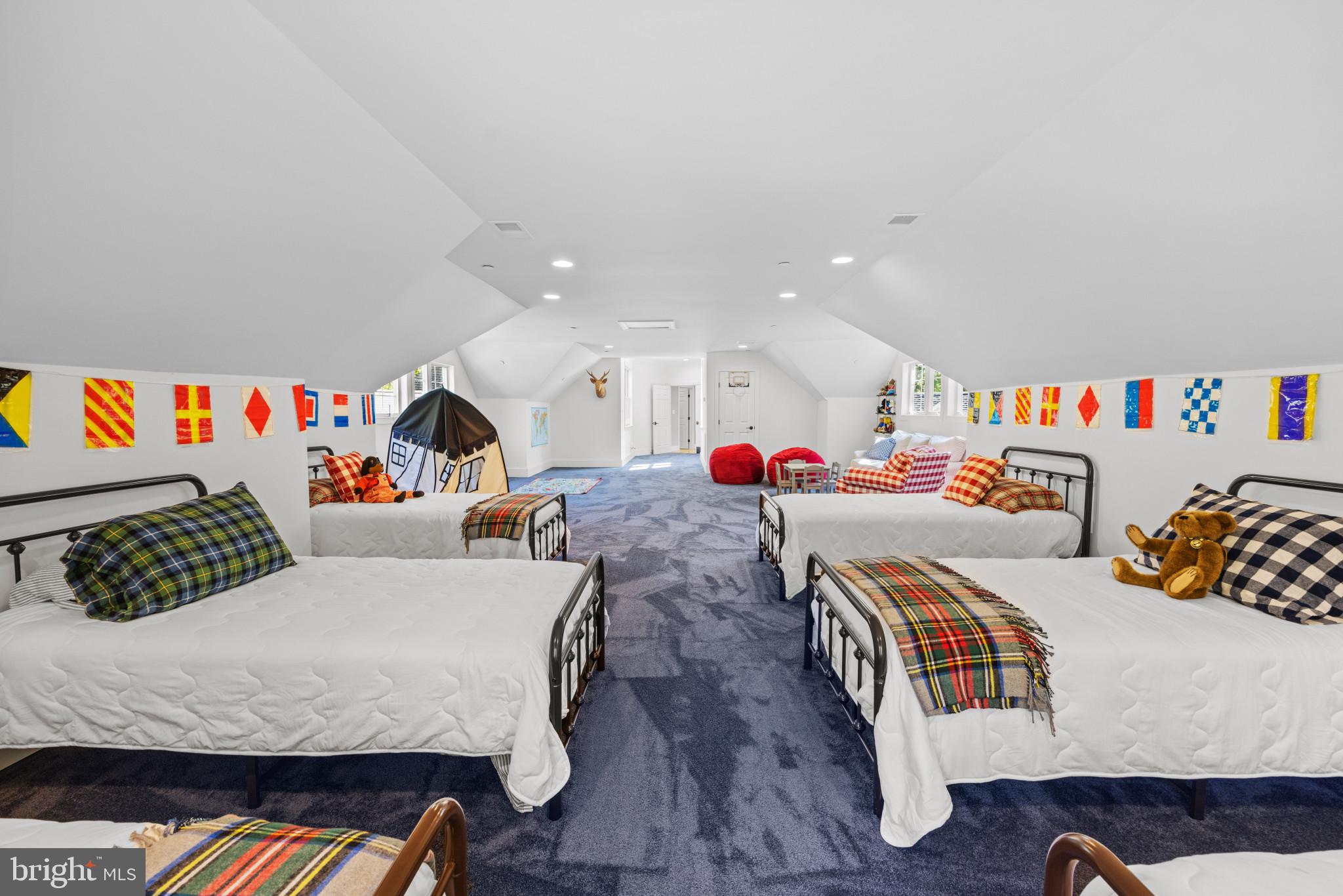 WALLACE MANOR - Residential