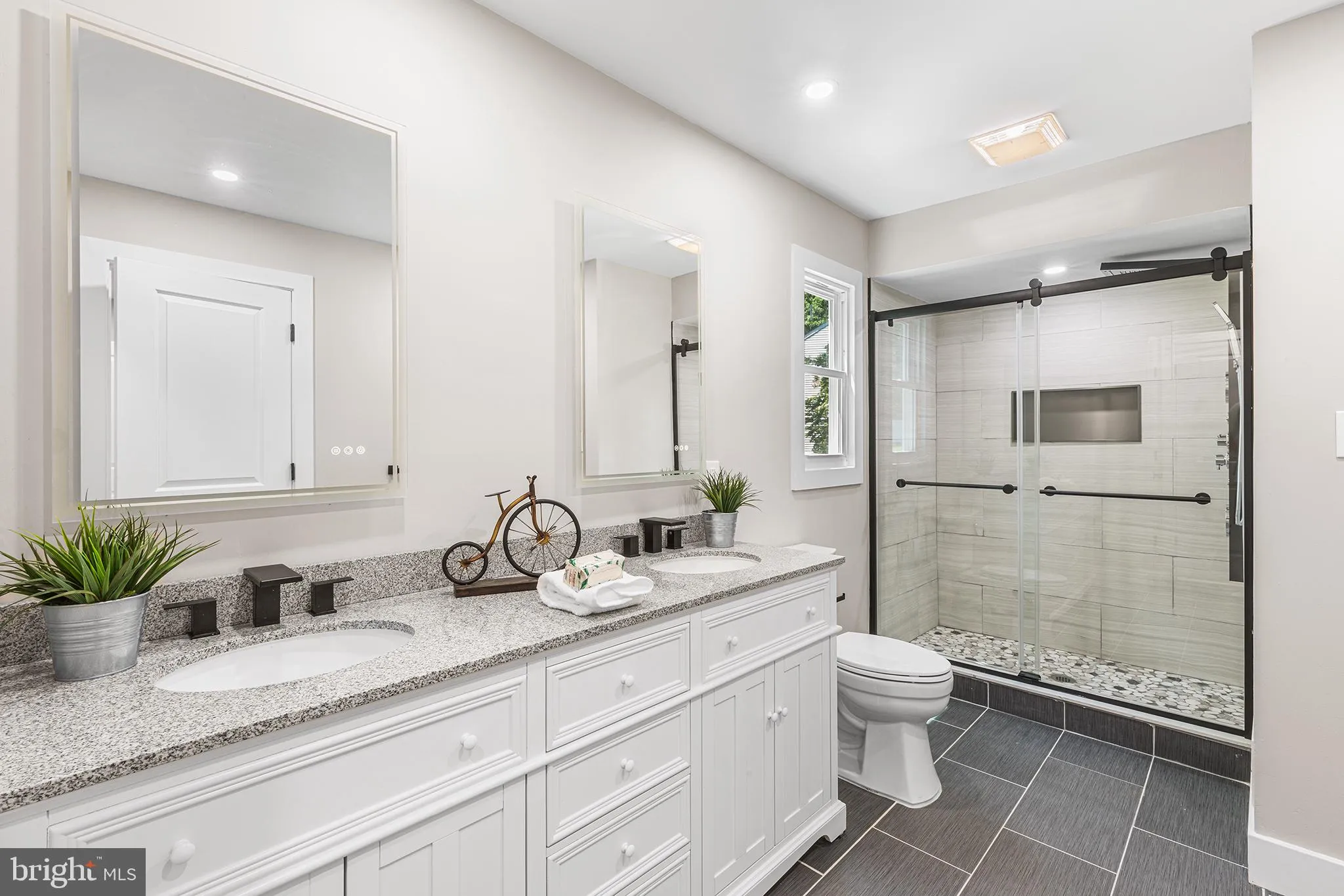 Wayne, Pennsylvania 19087, United States, 5 Bedrooms Bedrooms, ,4 BathroomsBathrooms,Residential,Pending,129355