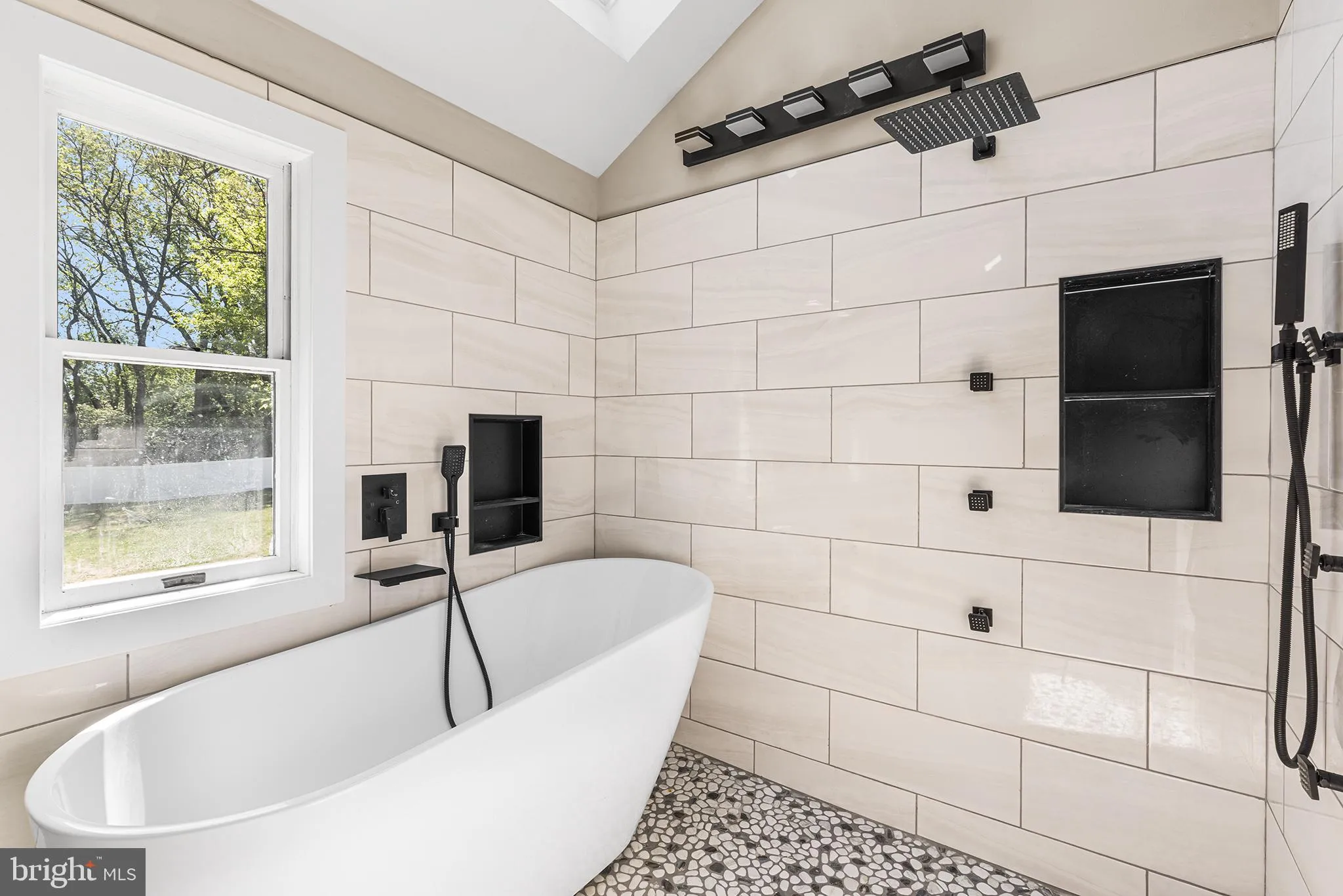 Wayne, Pennsylvania 19087, United States, 5 Bedrooms Bedrooms, ,4 BathroomsBathrooms,Residential,Pending,129355