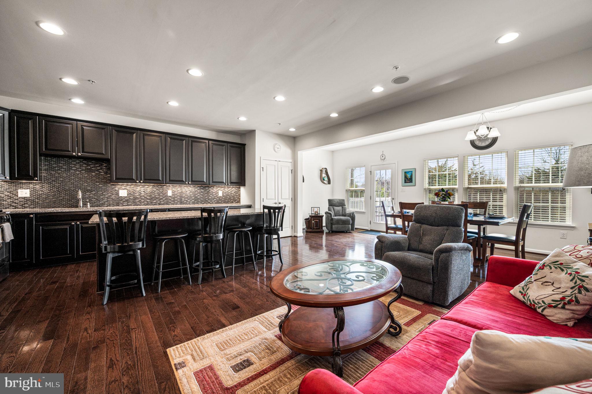 MONTGOMERY SQUARE - Residential