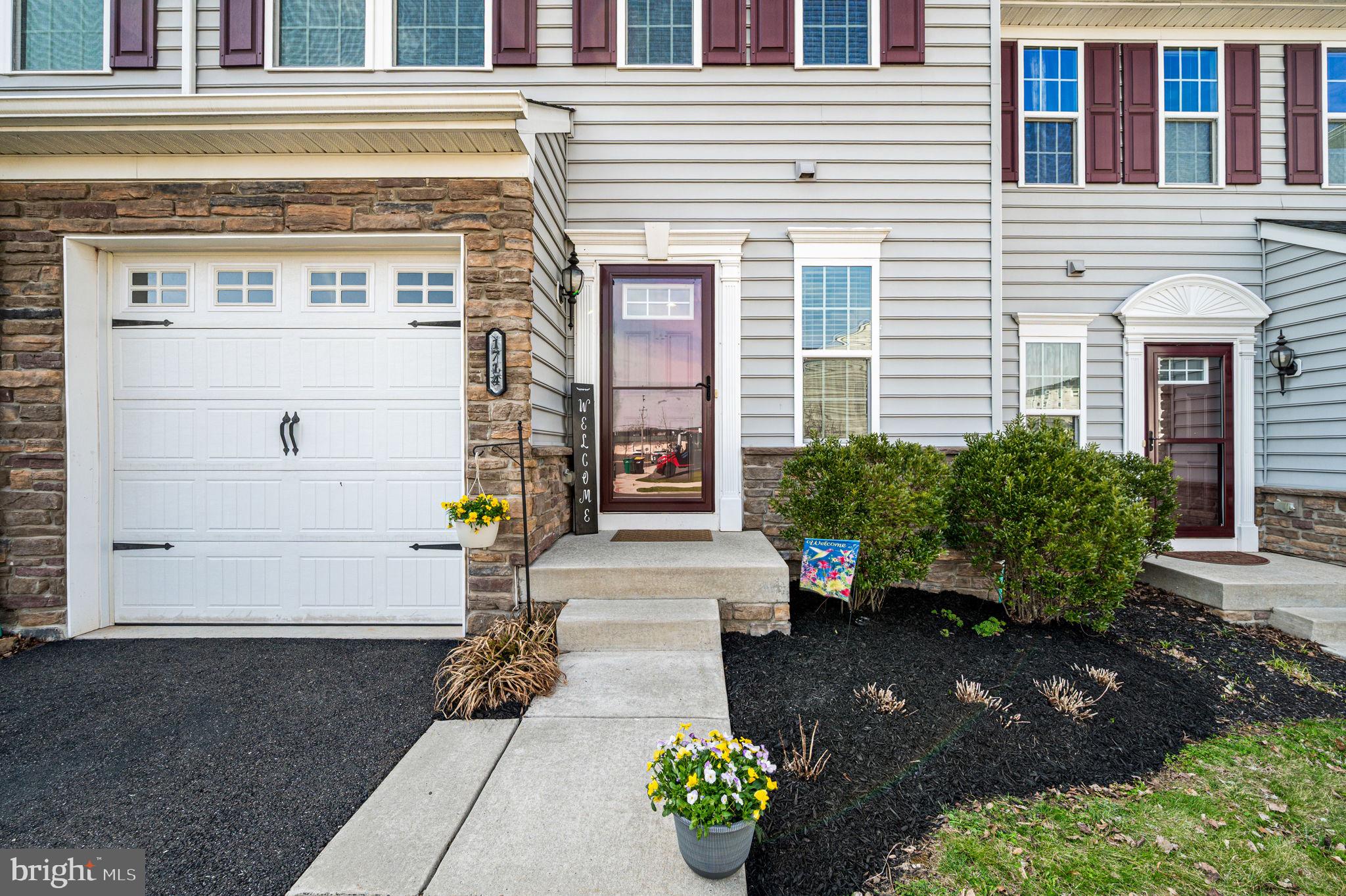 MONTGOMERY SQUARE - Residential